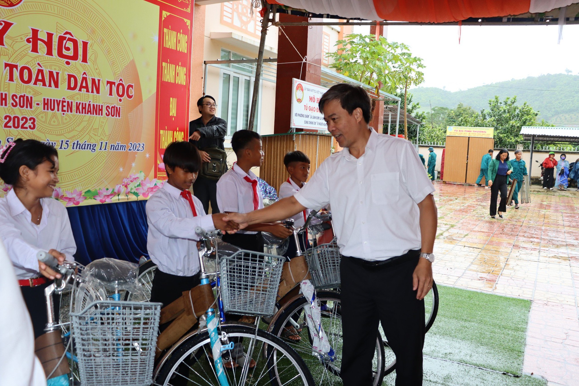 Agribank Chi nhánh tỉnh Khánh Hòa: Tài trợ 20 xe đạp cho học sinh có cảnh khó khăn - Ảnh 2. Agribank Chi nhánh tỉnh Khánh Hòa: Tài trợ 20 xe đạp cho học sinh có cảnh khó khăn - Ảnh 2.