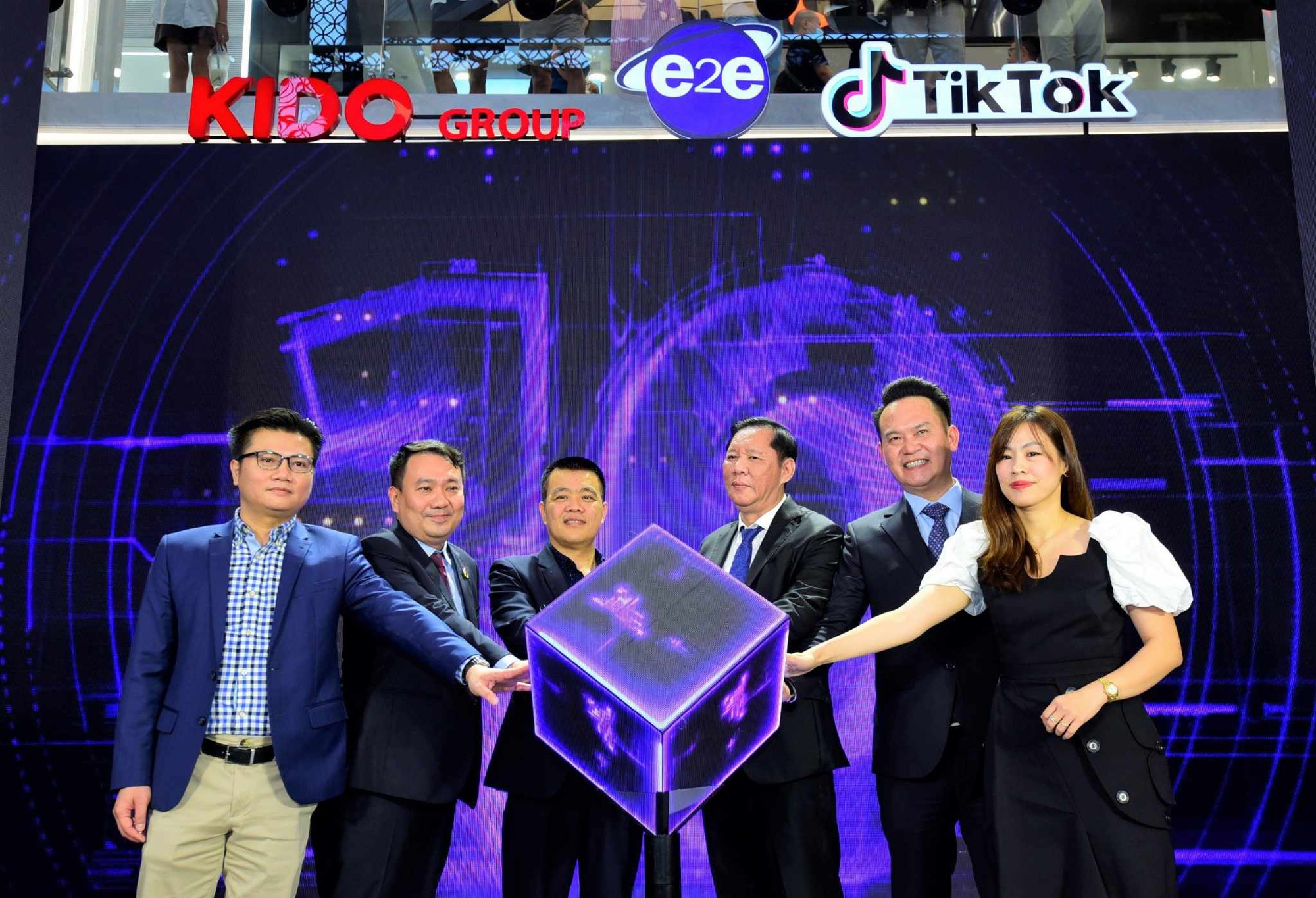Ông Trần Lệ Nguyên “chơi lớn”, bắt tay TikTok để livestream bán hàng cho cả trung tâm thương mại - Ảnh 1.