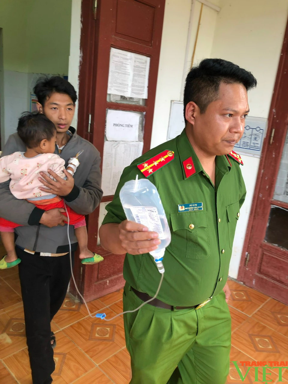 Lai Châu: Cứu thành công cháu bé 2 tuổi uống nhầm thuốc thuốc trừ sâu - Ảnh 3. Lai Châu: Cứu thành công cháu bé 2 tuổi uống nhầm thuốc thuốc trừ sâu - Ảnh 3.