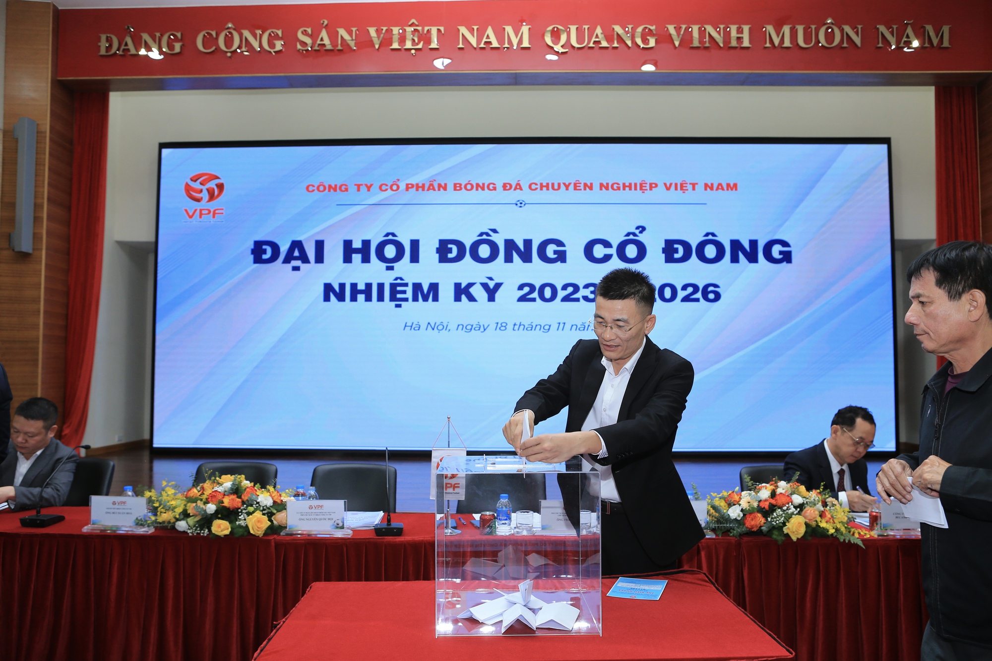 Ông Trần Anh Tú nói gì khi lại tái đắc cử Chủ tịch HĐQT VPF? - Ảnh 4.