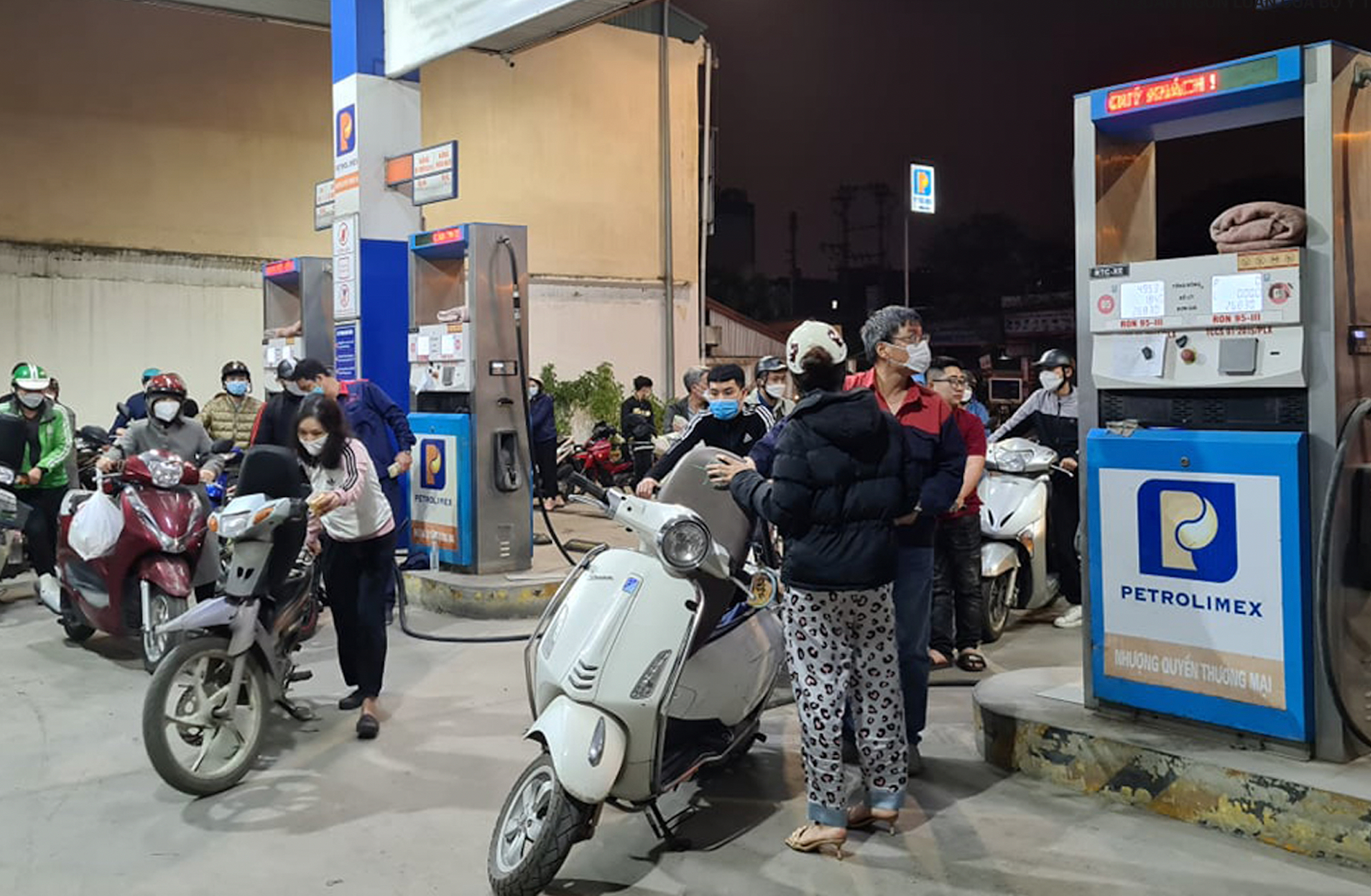 Giá xăng dầu giảm đồng loạt từ 15 giờ ngày hôm nay - Ảnh 1.