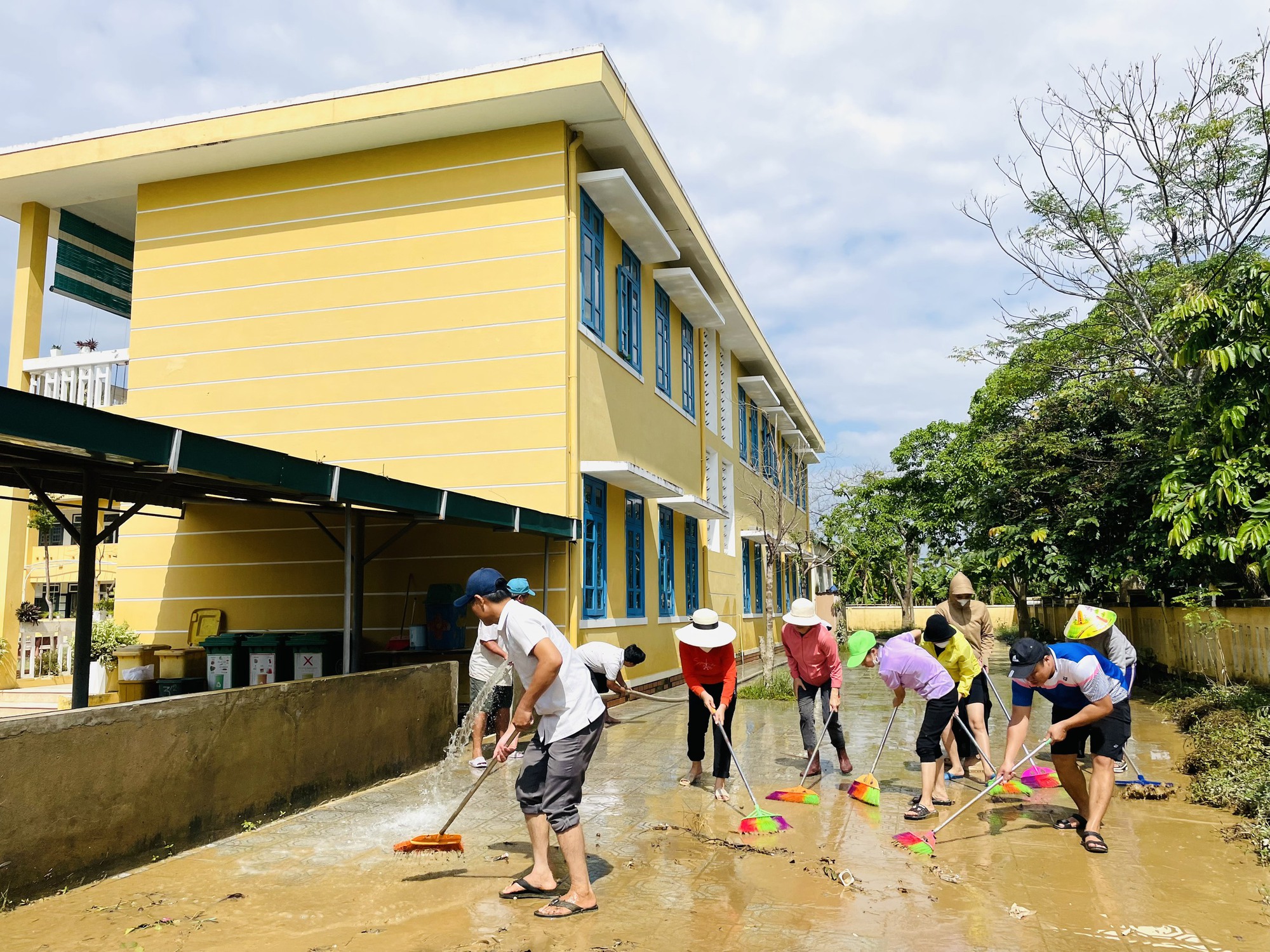 Mong nước rút, trường sạch là niềm vui của giáo viên vùng lũ trong ngày Hiến chương- Ảnh 4.