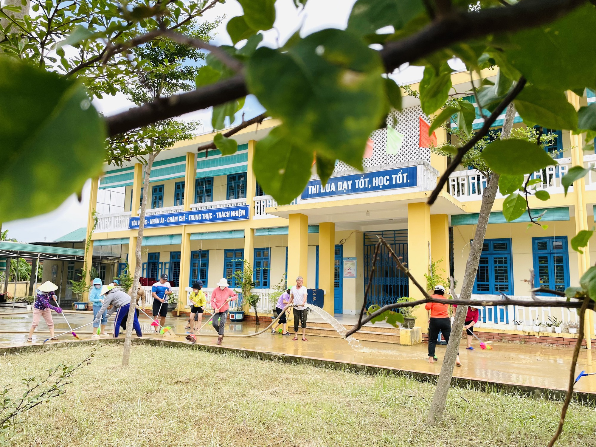 Mong nước rút, trường sạch là niềm vui của giáo viên vùng lũ trong ngày Hiến chương- Ảnh 13.