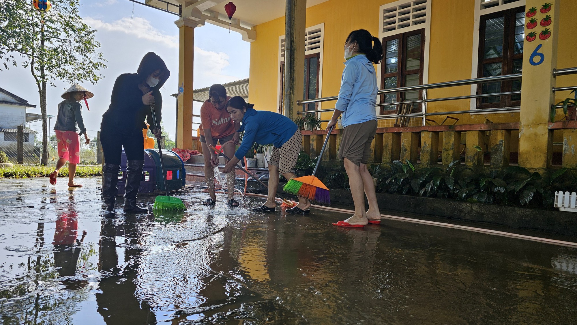 Mong nước rút, trường sạch là niềm vui của giáo viên vùng lũ trong ngày Hiến chương- Ảnh 5.