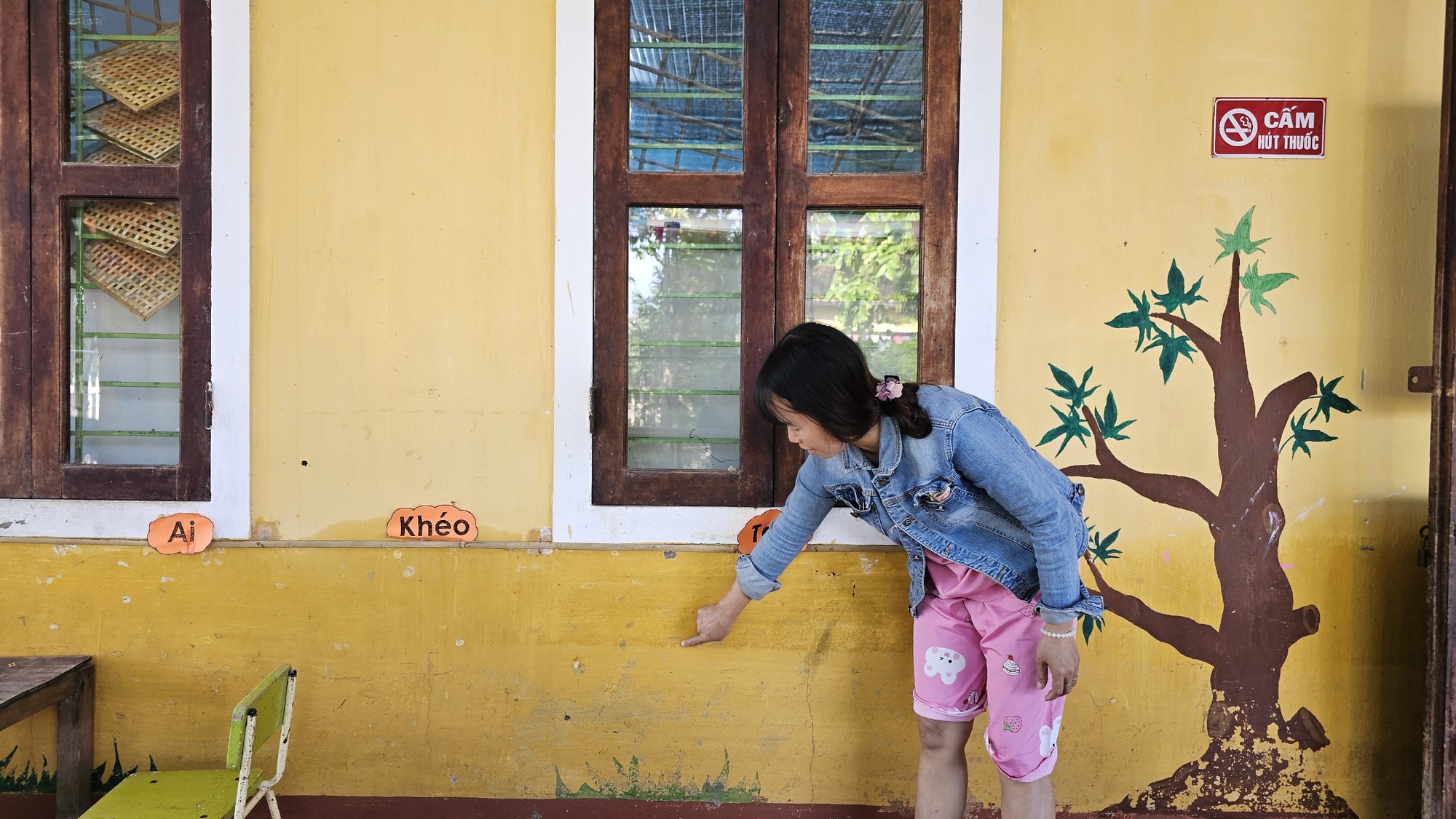 Mong nước rút, trường sạch là niềm vui của giáo viên vùng lũ trong ngày Hiến chương- Ảnh 6.