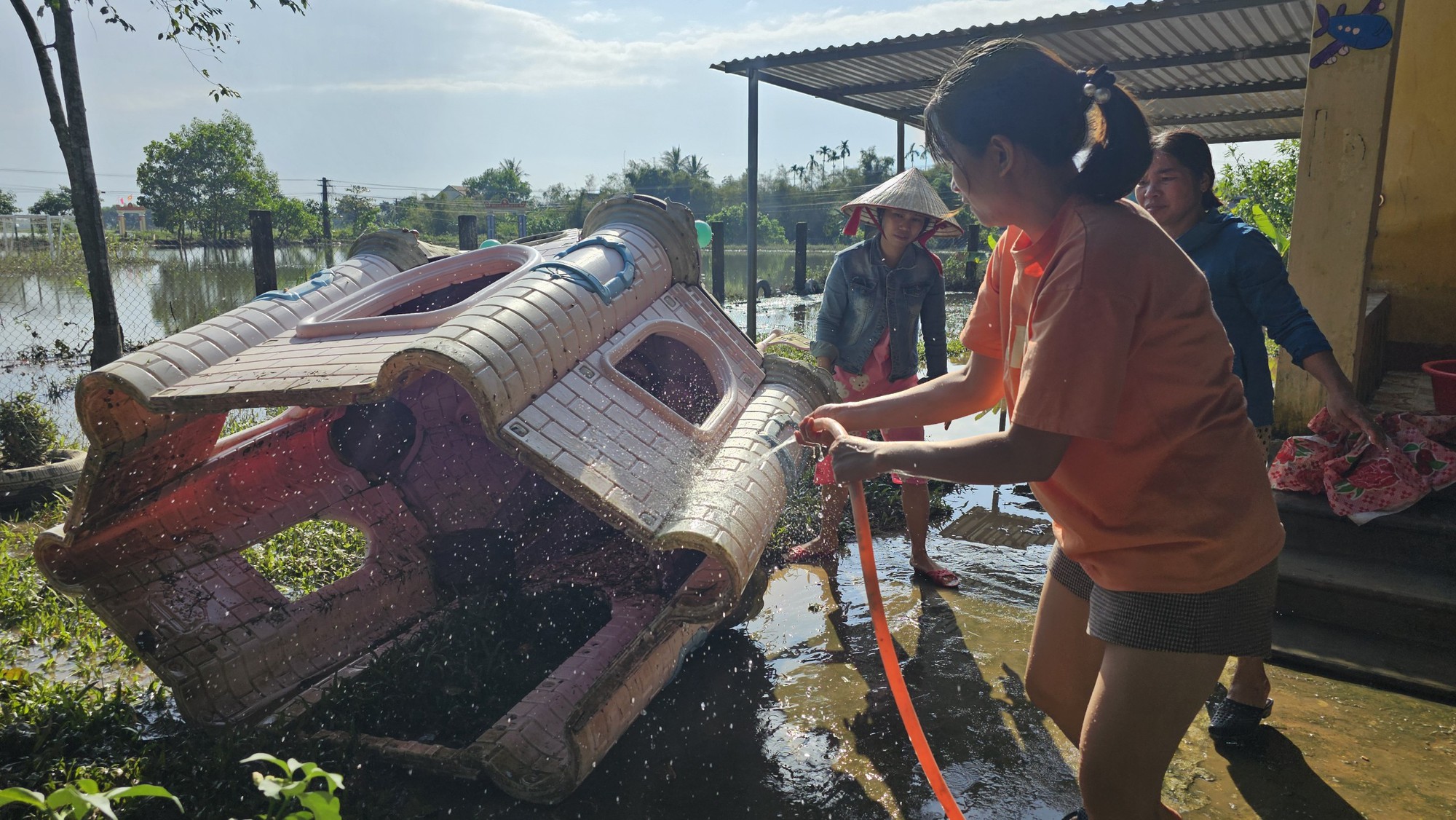 Mong nước rút, trường sạch là niềm vui của giáo viên vùng lũ trong ngày Hiến chương- Ảnh 7.