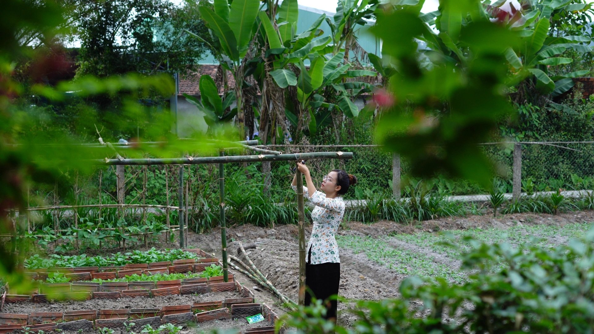 Thôn nữ xinh đẹp Quảng Nam &quot;đổi đời&quot; nhờ làm võng độc, lạ, lội bùn bắt cá - Ảnh 1.