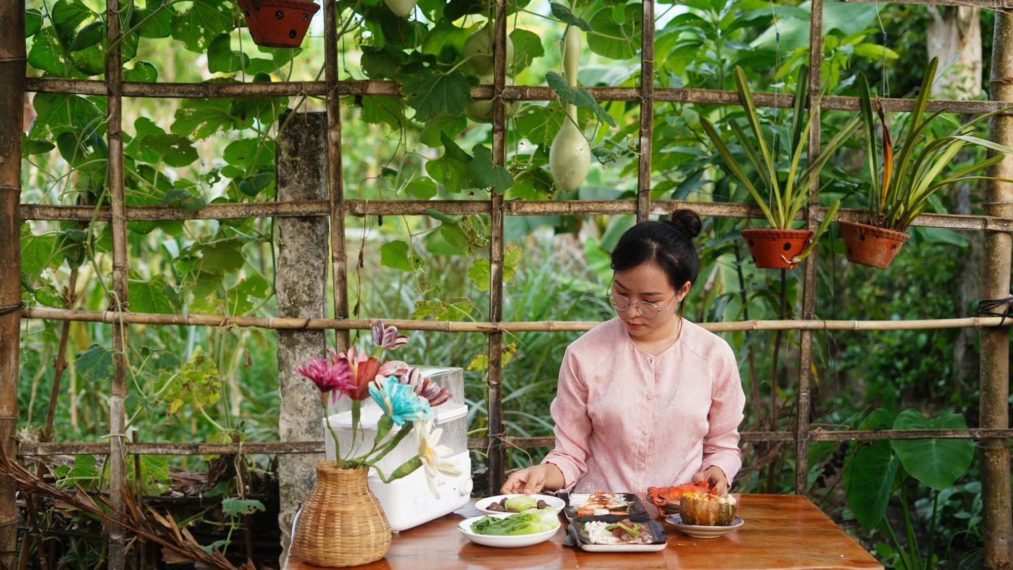 Thôn nữ xinh đẹp Quảng Nam &quot;đổi đời&quot; nhờ làm võng độc, lạ, lội bùn bắt cá - Ảnh 2.