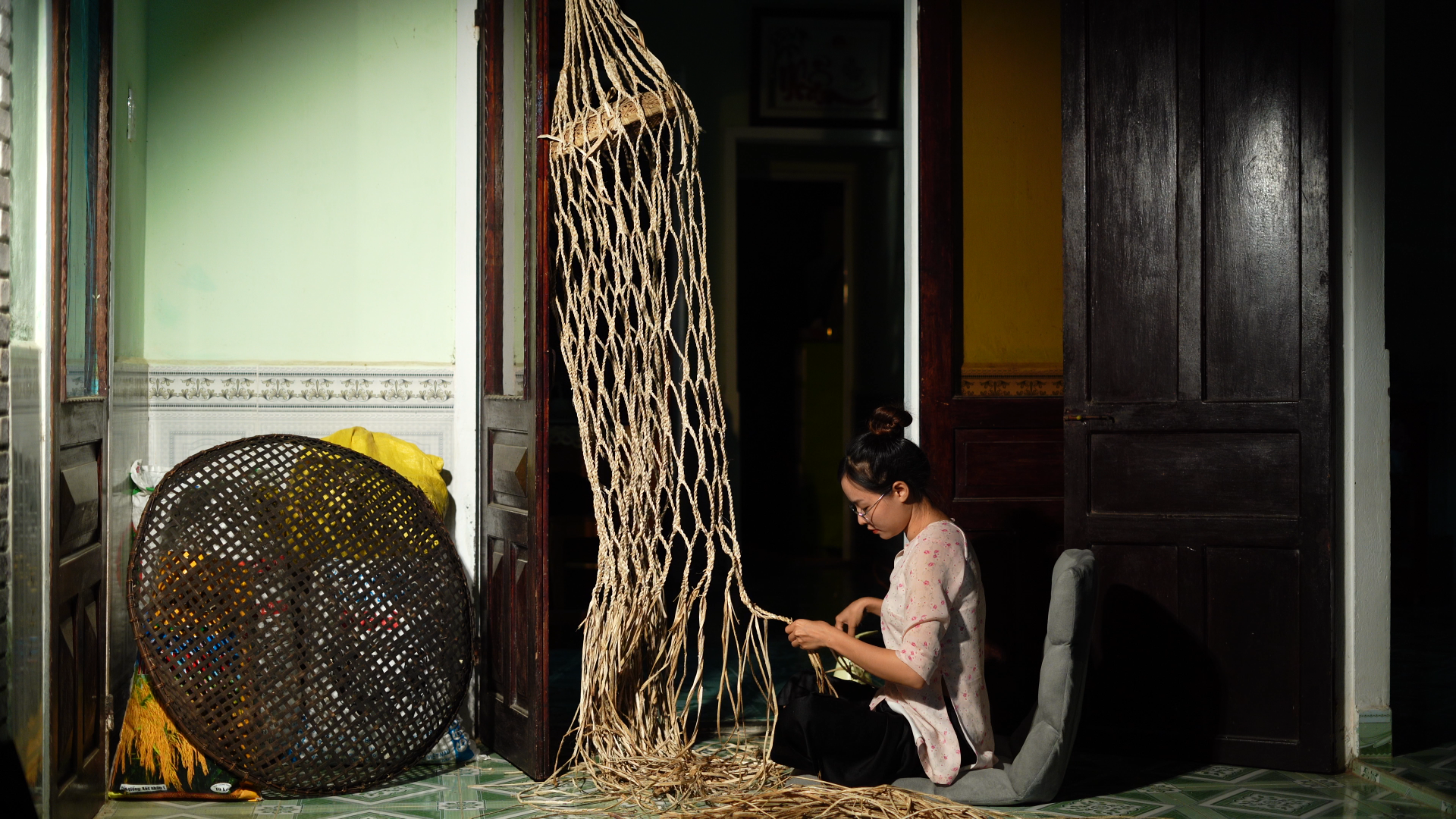 Thôn nữ xinh đẹp Quảng Nam &quot;đổi đời&quot; nhờ làm võng độc, lạ, lội bùn bắt cá - Ảnh 7.