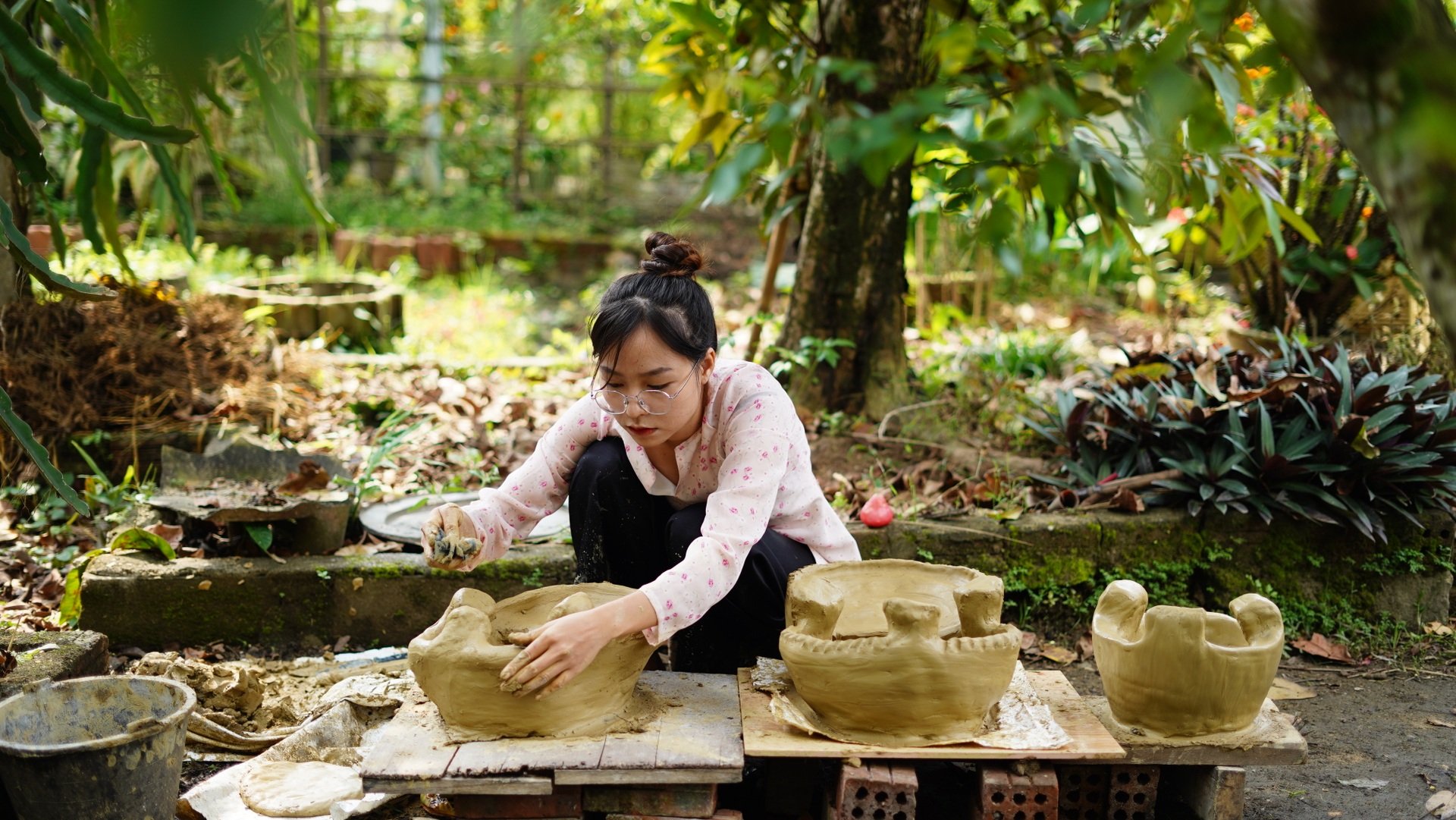 Thôn nữ xinh đẹp Quảng Nam &quot;đổi đời&quot; nhờ làm võng độc, lạ, lội bùn bắt cá - Ảnh 10.