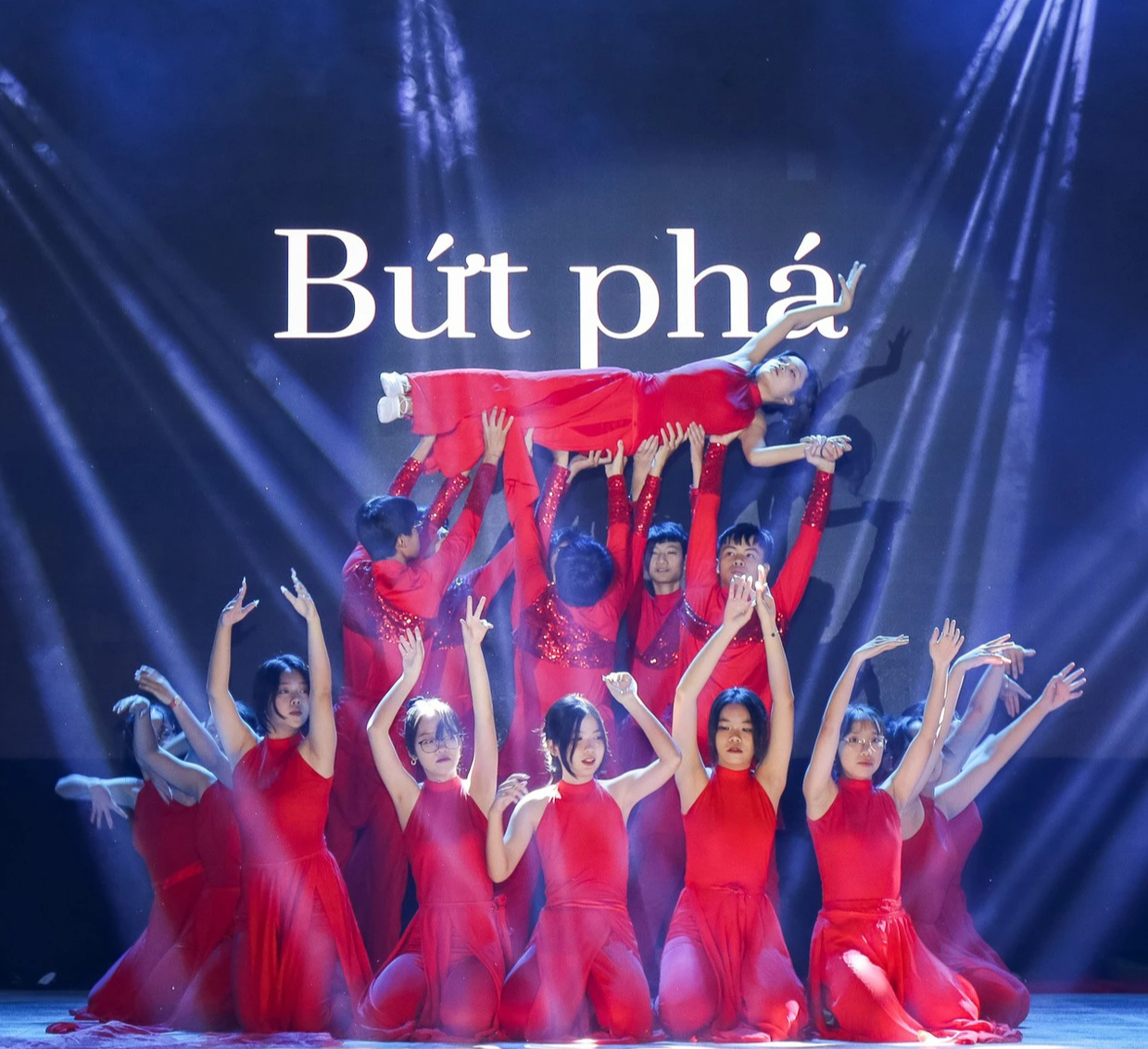 &quot;Món quà&quot; tặng ngày 20/11 của học sinh Trường THPT Chu Văn An khiến hiệu trưởng tự hào - Ảnh 5.