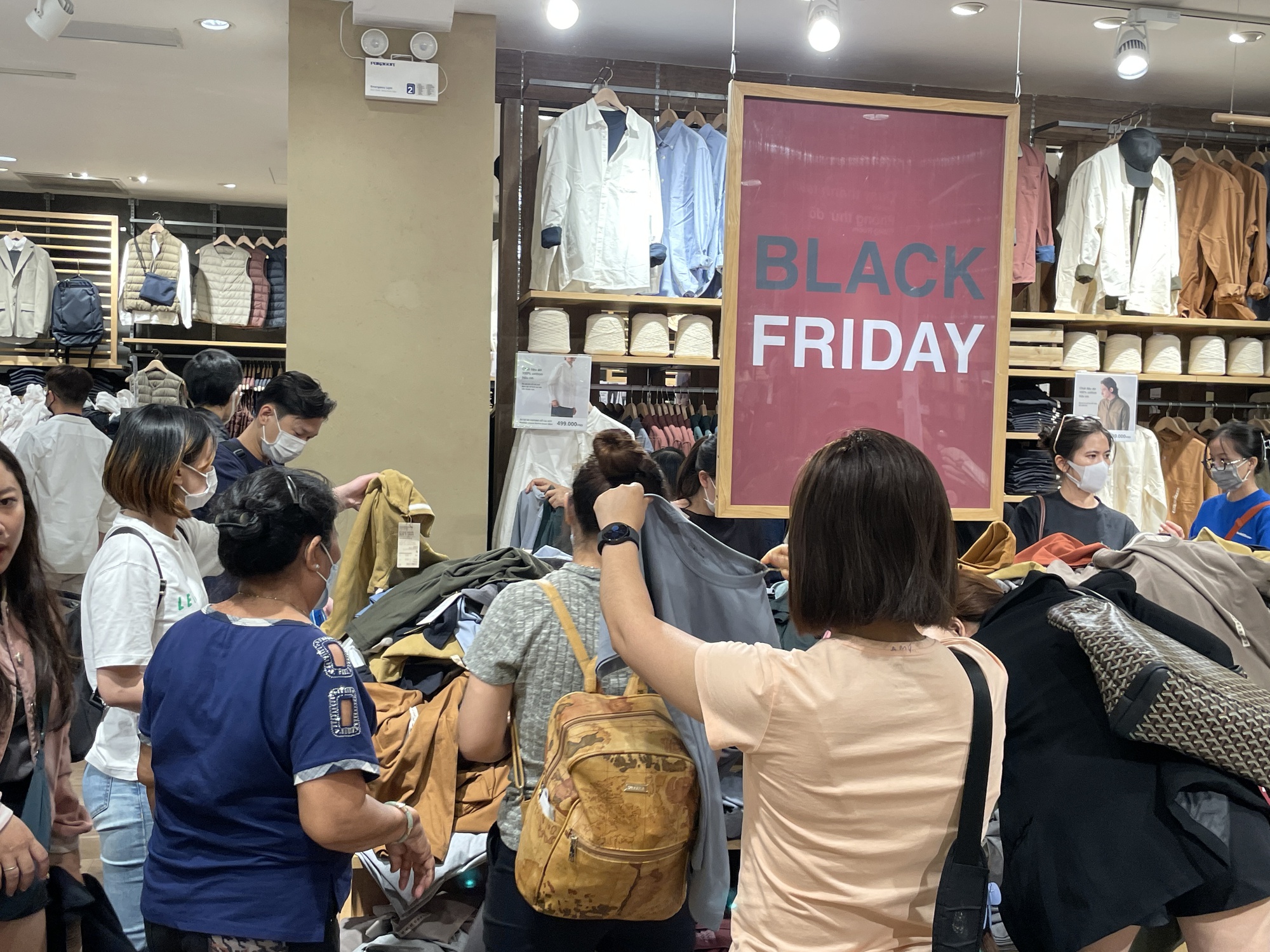 Đổ xô săn Black Friday sớm tại TP.HCM - Ảnh 2.