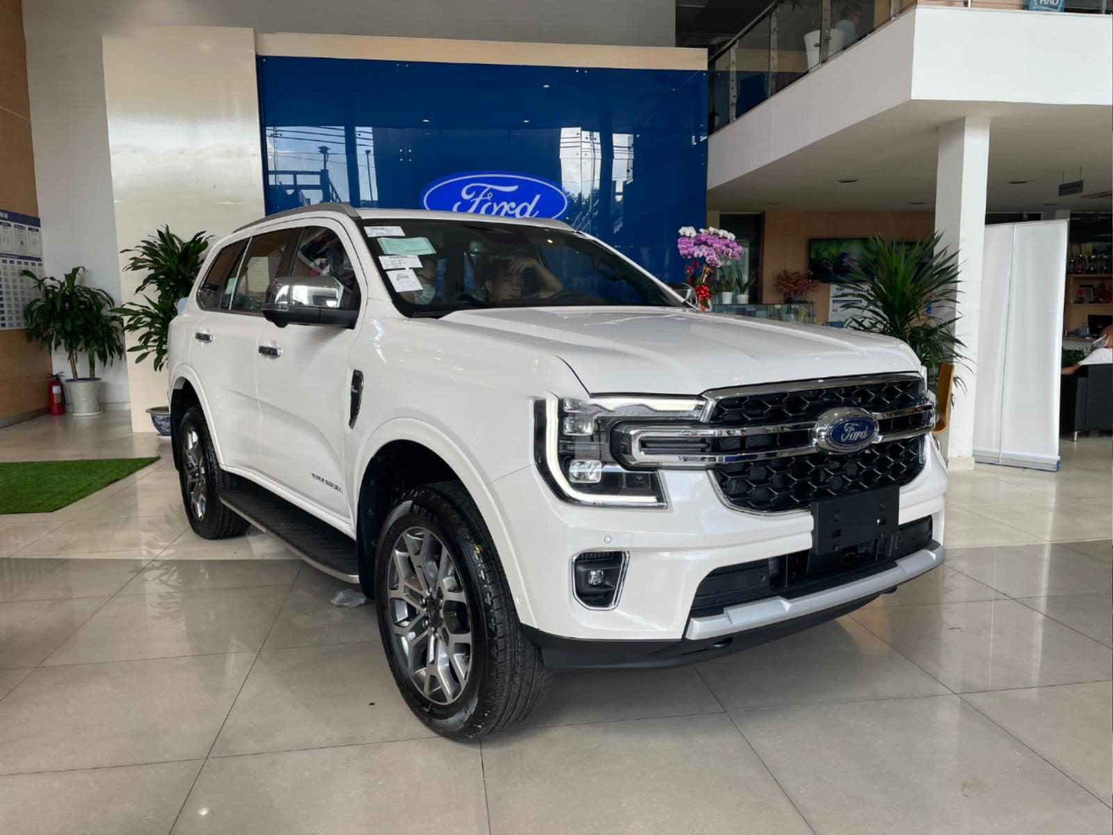 Giá xe Ford Everest lăn bánh tháng 11/2023: Ngỡ ngàng mức ưu đãi đấu Fortuner, Santa Fe - Ảnh 1.
