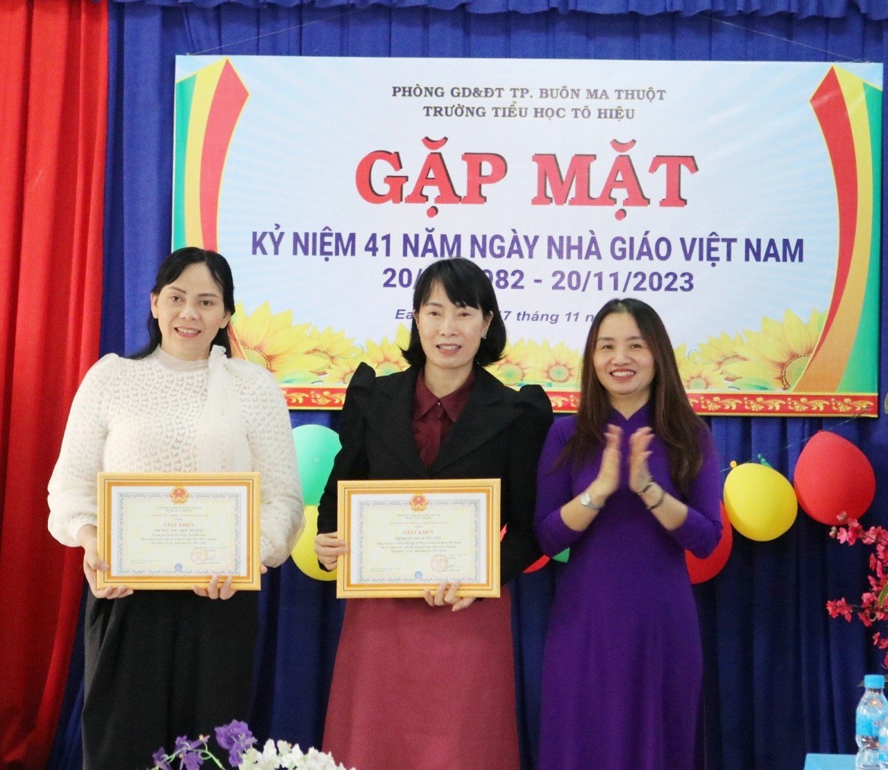 Từ 2 bức thư ngỏ &quot;đổi hoa 20/11 bằng thẻ BHYT&quot;, hàng trăm học sinh nghèo có thẻ BHYT - Ảnh 3.