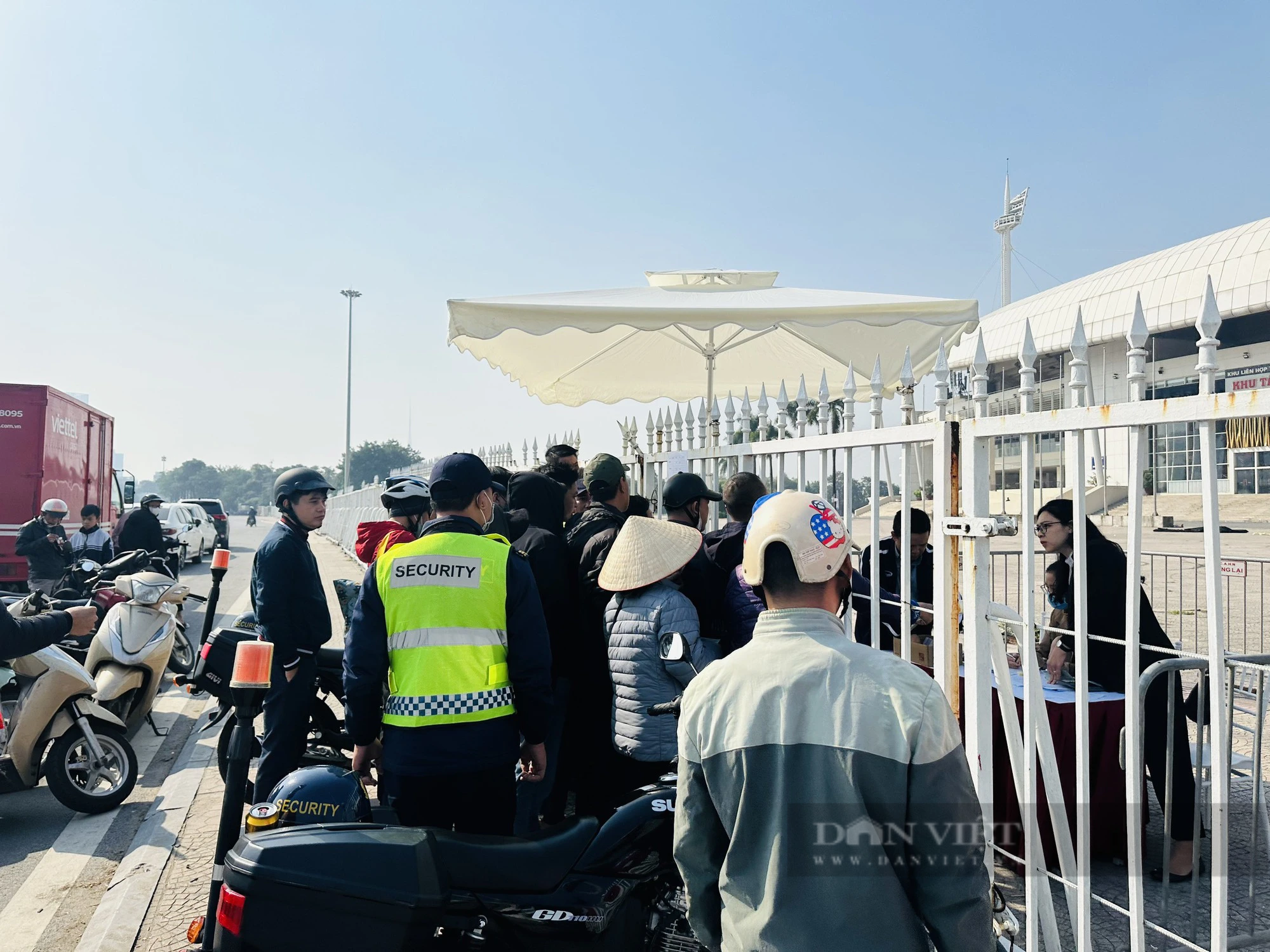 Người dân xếp hàng mua vé từ sáng sớm, phe vé ế ẩm trước trận đấu với ĐT Iraq - Ảnh 1.