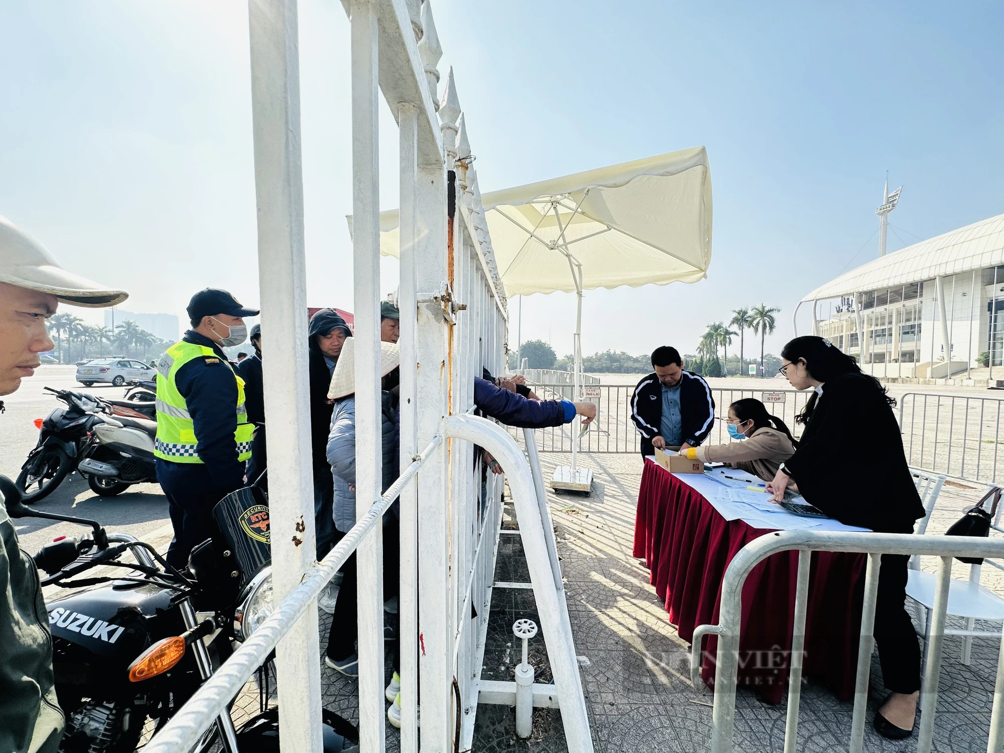 Người dân xếp hàng mua vé từ sáng sớm, phe vé ế ẩm trước trận đấu với ĐT Iraq - Ảnh 3.