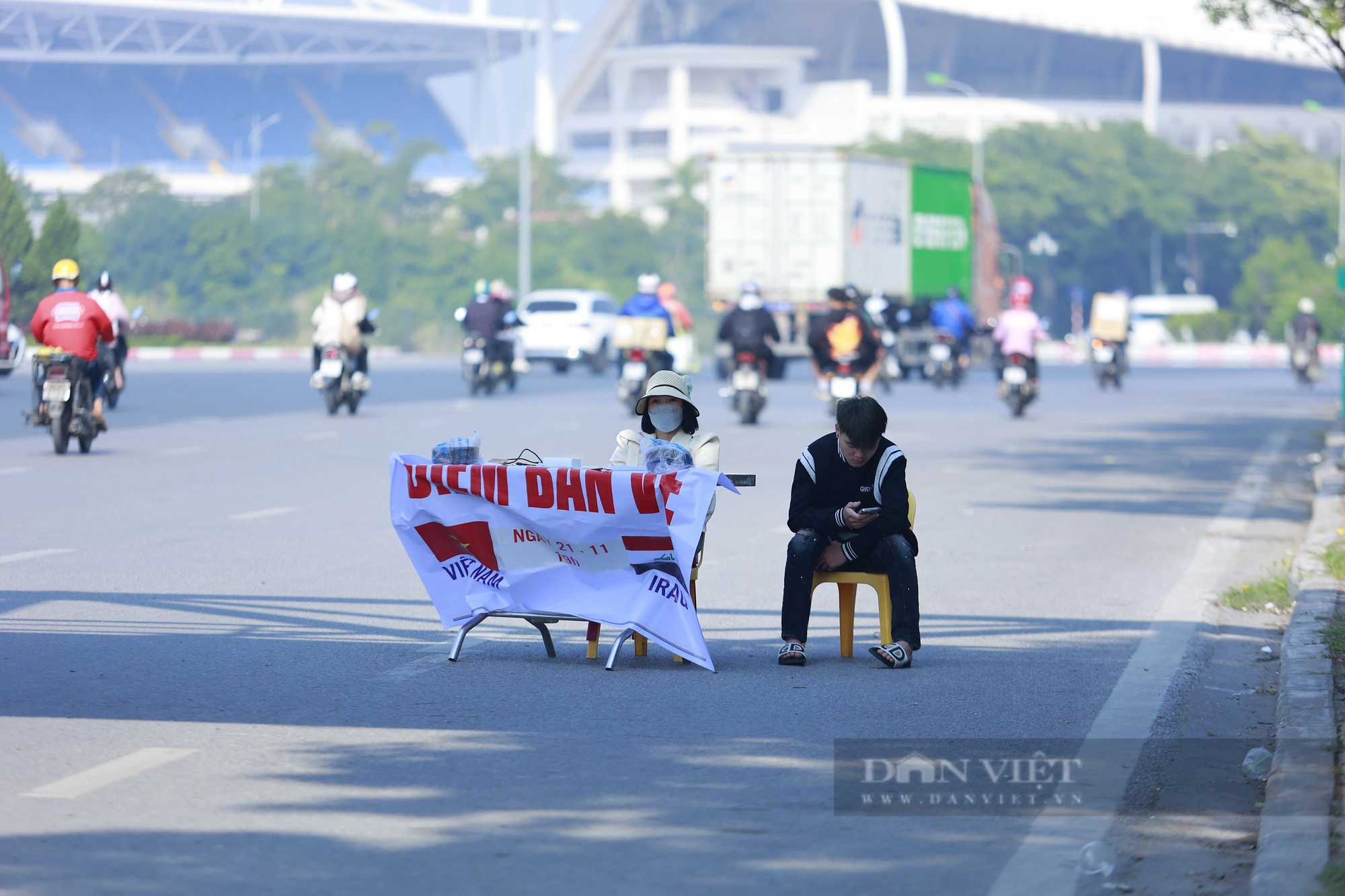 Người dân xếp hàng mua vé từ sáng sớm, phe vé ế ẩm trước trận đấu với ĐT Iraq - Ảnh 7.