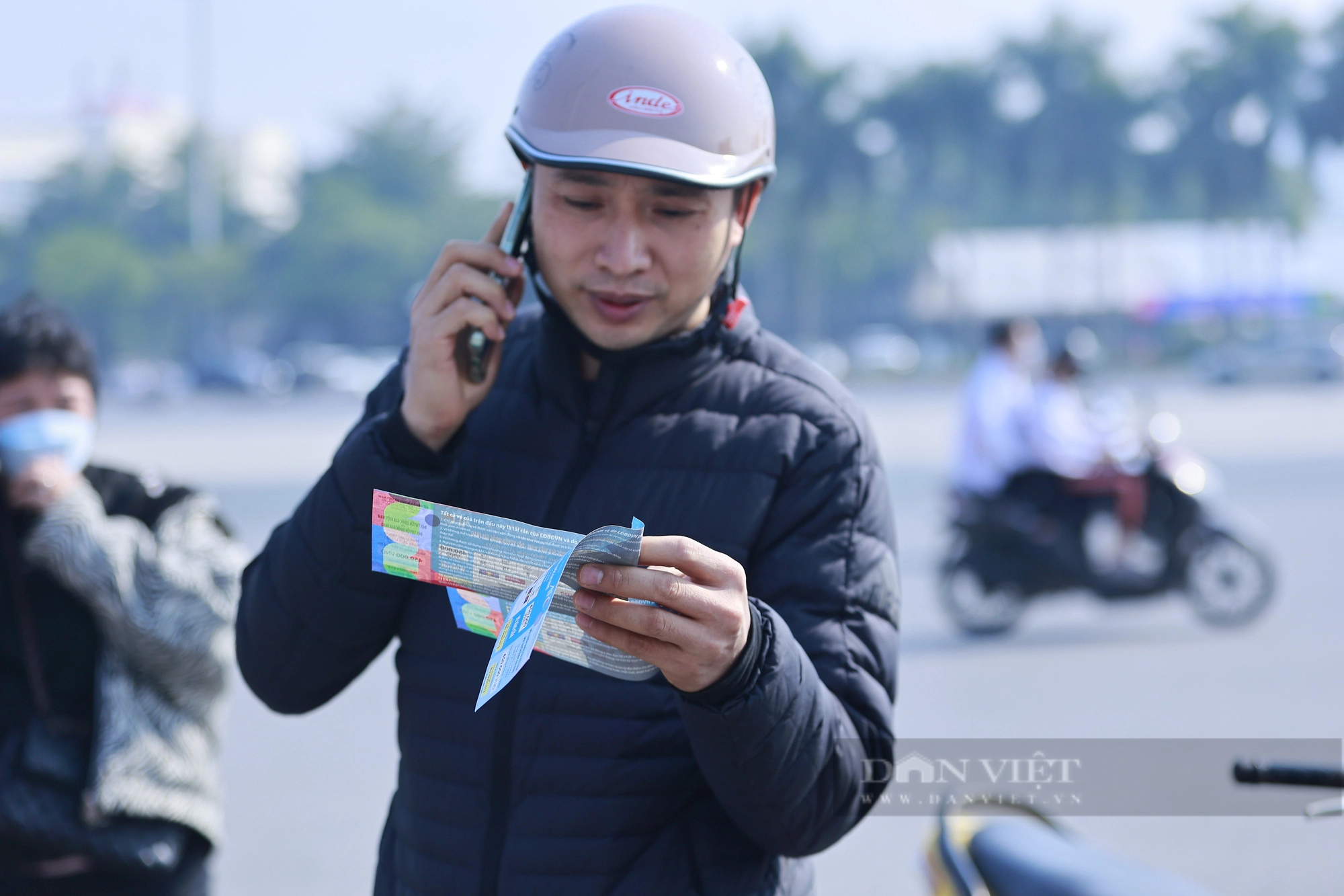 Người dân xếp hàng mua vé từ sáng sớm, phe vé ế ẩm trước trận đấu với ĐT Iraq - Ảnh 8.