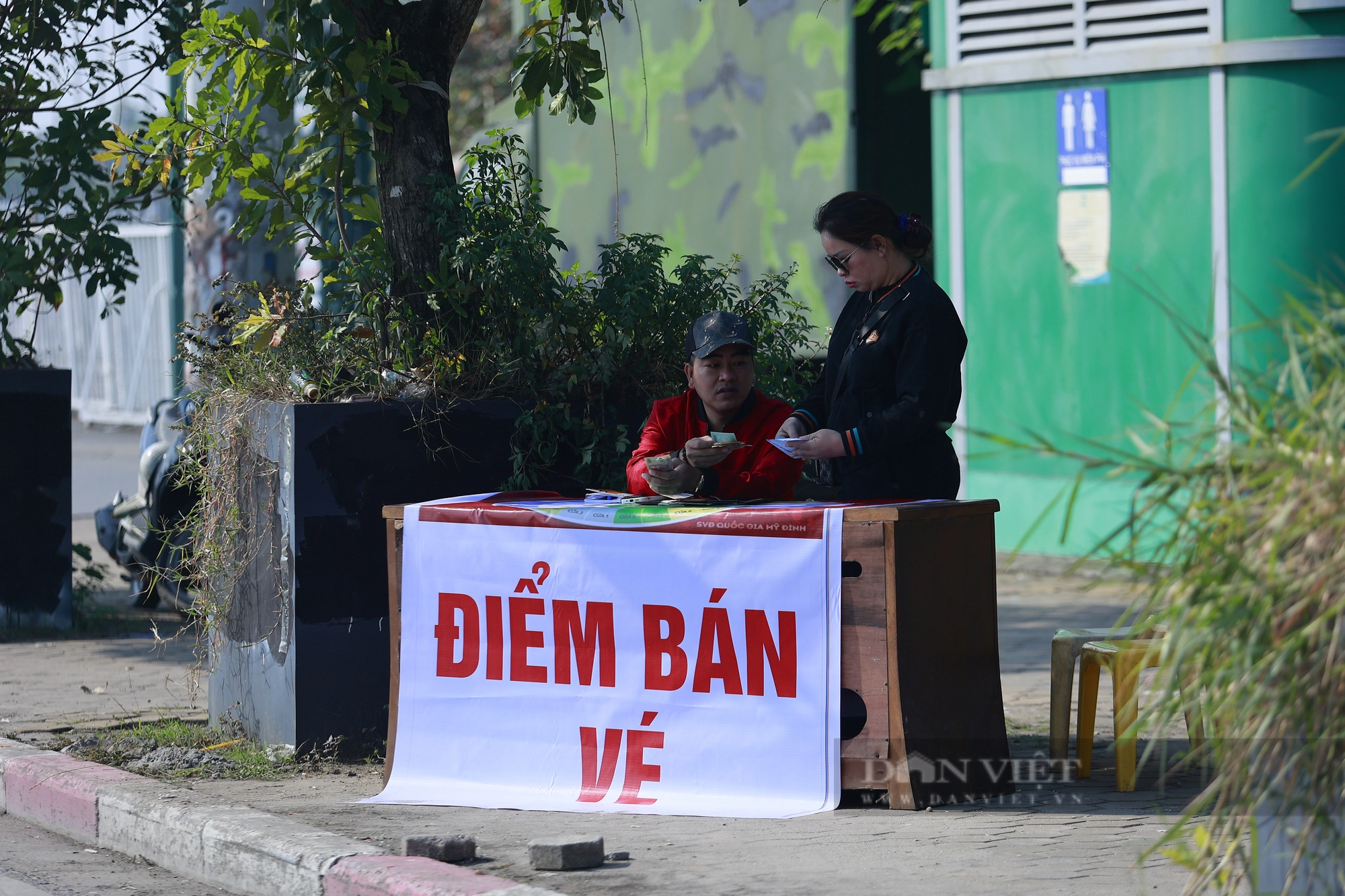 Người dân xếp hàng mua vé từ sáng sớm, phe vé ế ẩm trước trận đấu với ĐT Iraq - Ảnh 9.