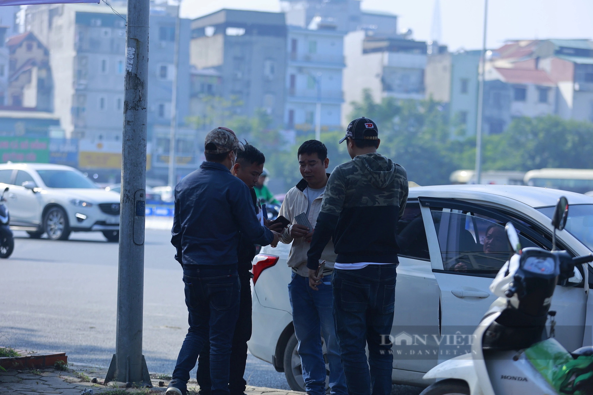 Người dân xếp hàng mua vé từ sáng sớm, phe vé ế ẩm trước trận đấu với ĐT Iraq - Ảnh 10.