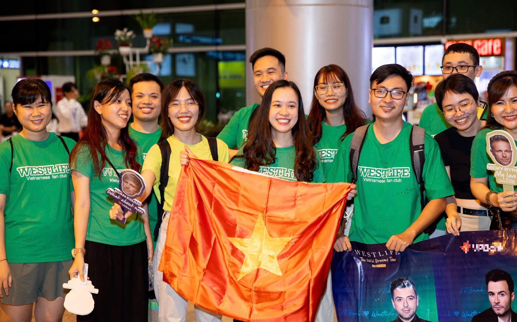 Trở lại Việt Nam sau 12 năm, Westlife được người hâm mộ chào đón cuồng nhiệt tại sân bay - Ảnh 1.