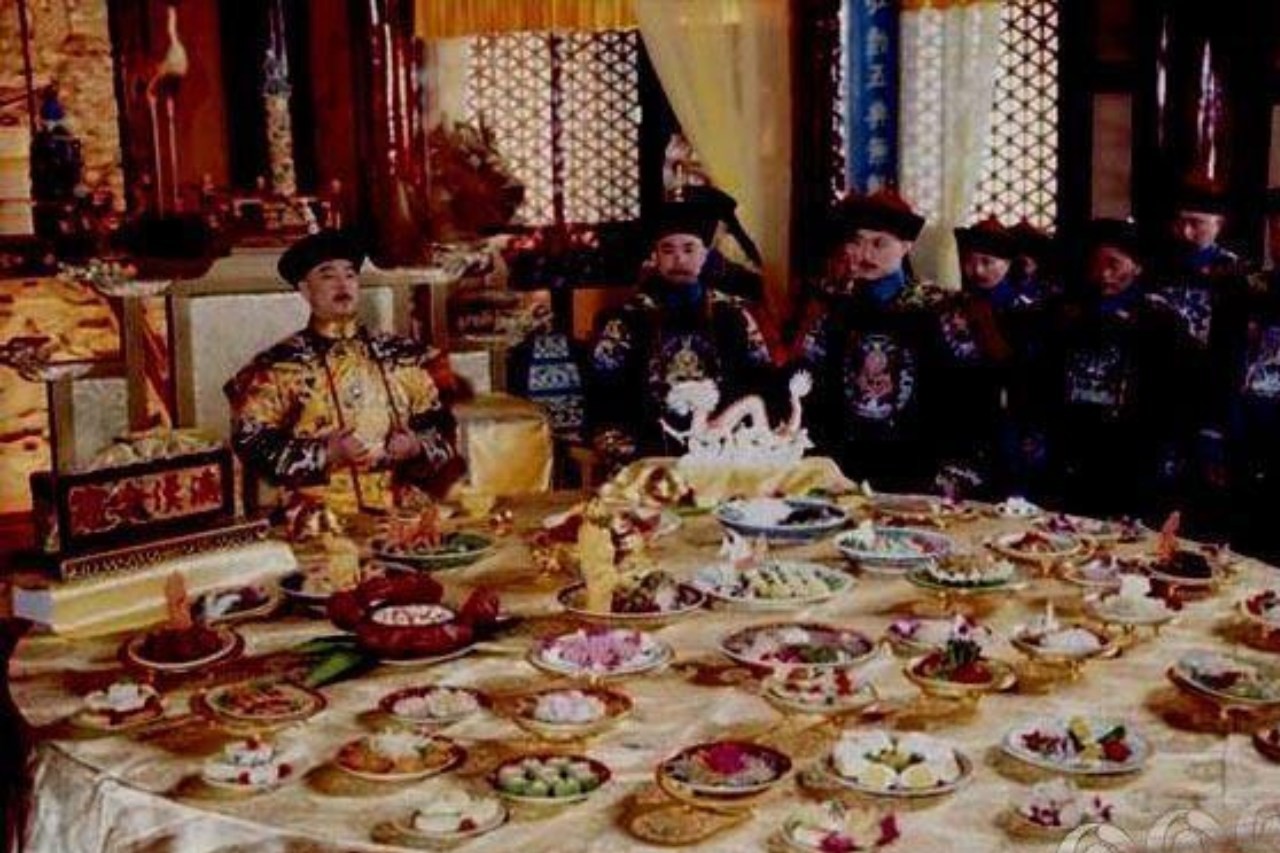 Mỗi bữa ăn của hoàng đế nhà Thanh phải trải qua mấy công đoạn? - Ảnh 3.