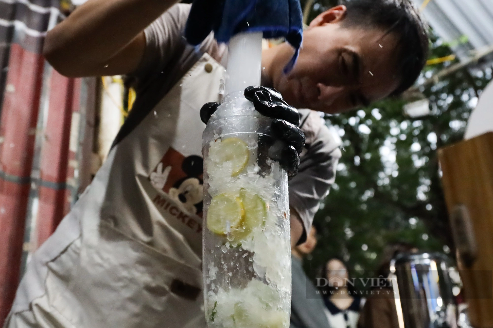 Xuất hiện món trà chanh giã tay làm giới trẻ xếp hàng dài đợi mua cho bằng được - Ảnh 10.