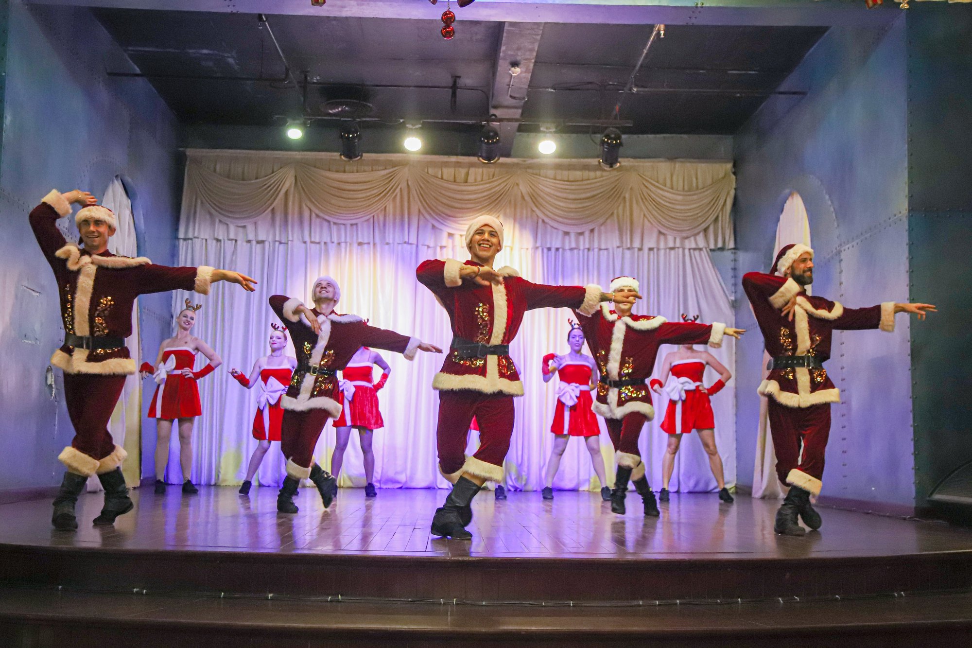Dấu ấn đặc sắc nhất vào mỗi mùa lễ hội của Sun World Ba Na Hills là những minishow vô cùng hấp dẫn.