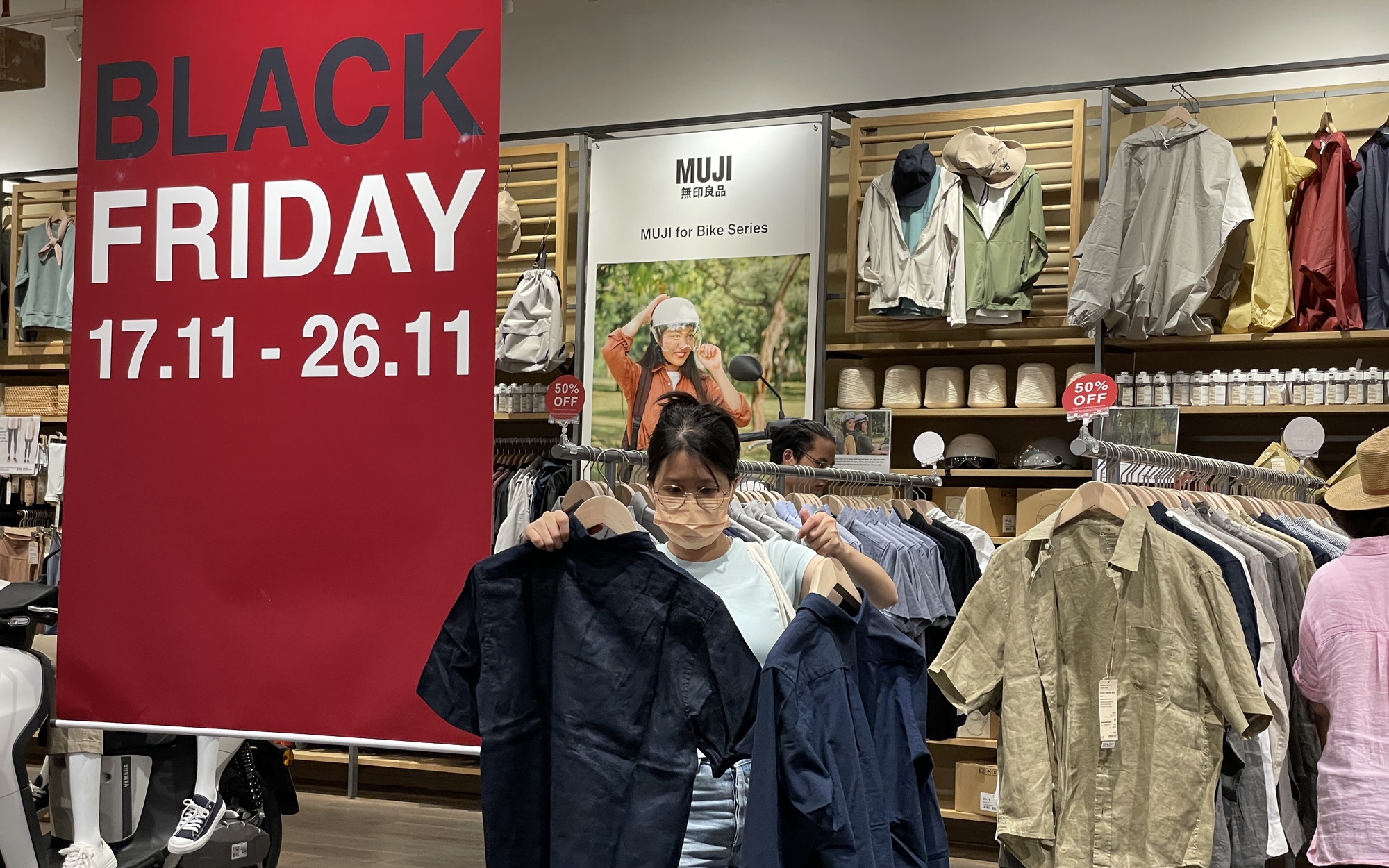 Ồ ạt giảm giá Black Friday sớm, cửa hàng tuyên bố mở cửa tới 12h đêm