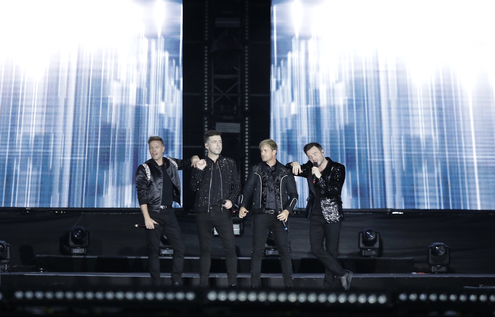 BTC concert Westlife nói gì khi logo sàn tiền ảo bất hợp pháp xuất hiện trong đêm diễn? - Ảnh 2.
