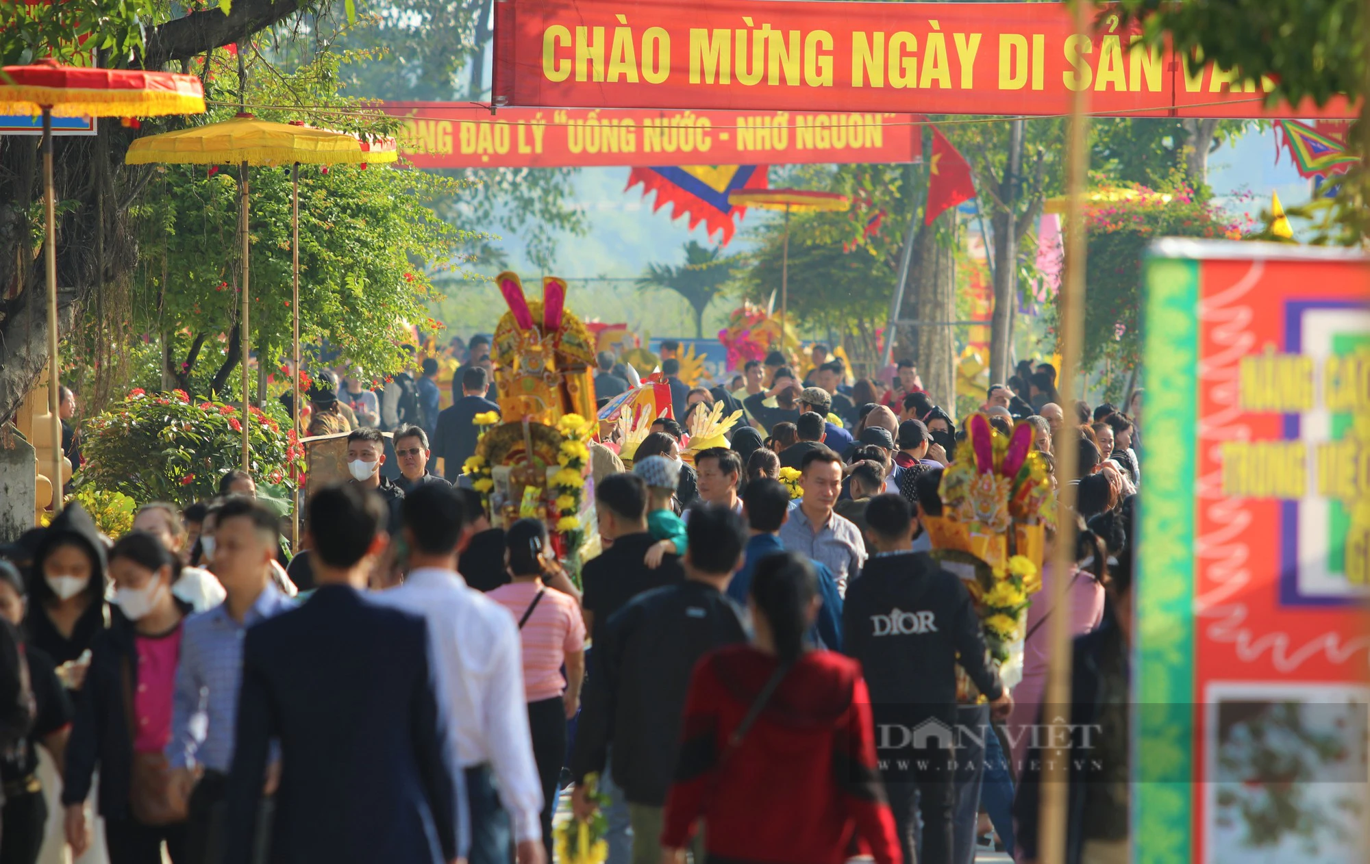 Du khách chi tiền triệu mua lễ khủng xin ơn ở đền ông Hoàng Mười ngày chính lễ - Ảnh 2.