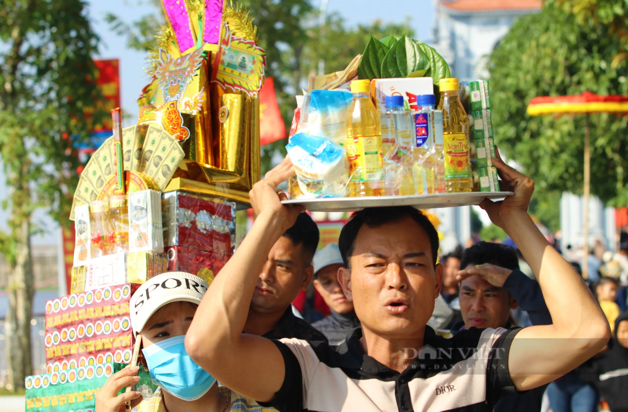 Du khách chi tiền triệu mua lễ khủng xin ơn ở đền ông Hoàng Mười ngày chính lễ - Ảnh 5.