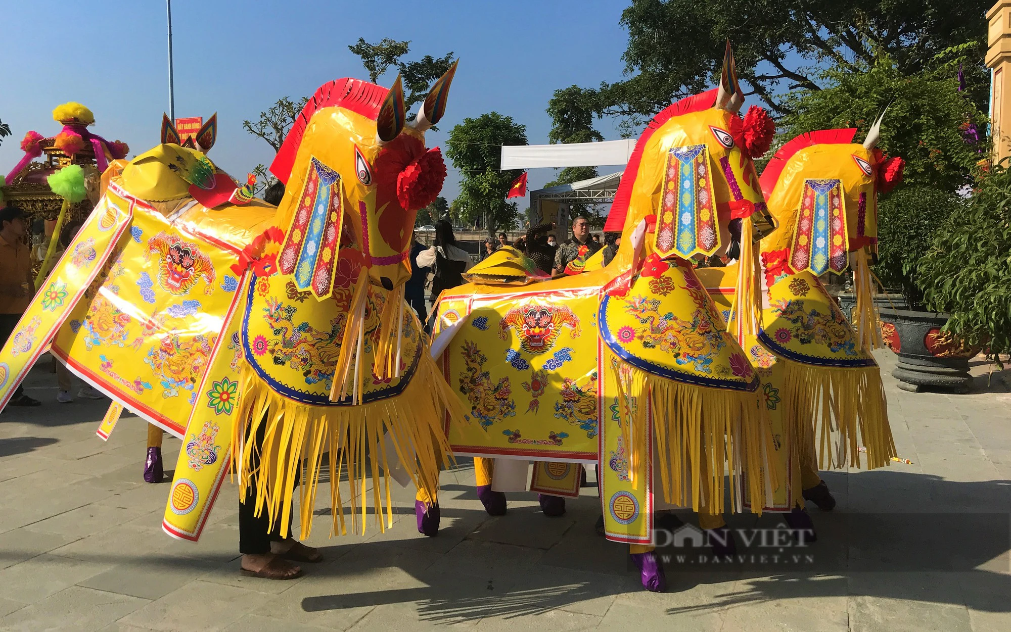 Du khách chi tiền triệu mua lễ khủng xin ơn ở đền ông Hoàng Mười ngày chính lễ - Ảnh 6.