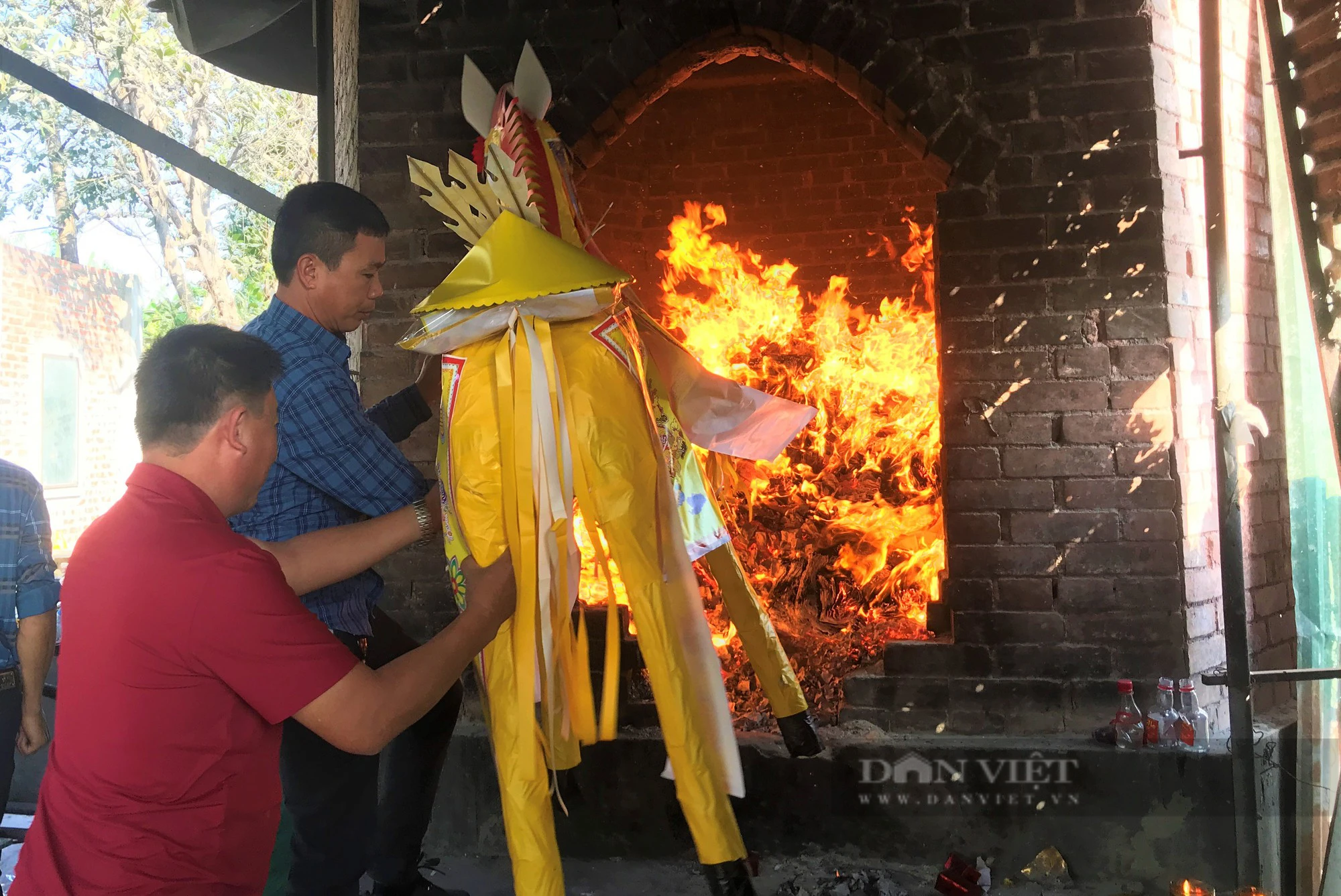 Du khách chi tiền triệu mua lễ khủng xin ơn ở đền ông Hoàng Mười ngày chính lễ - Ảnh 8.