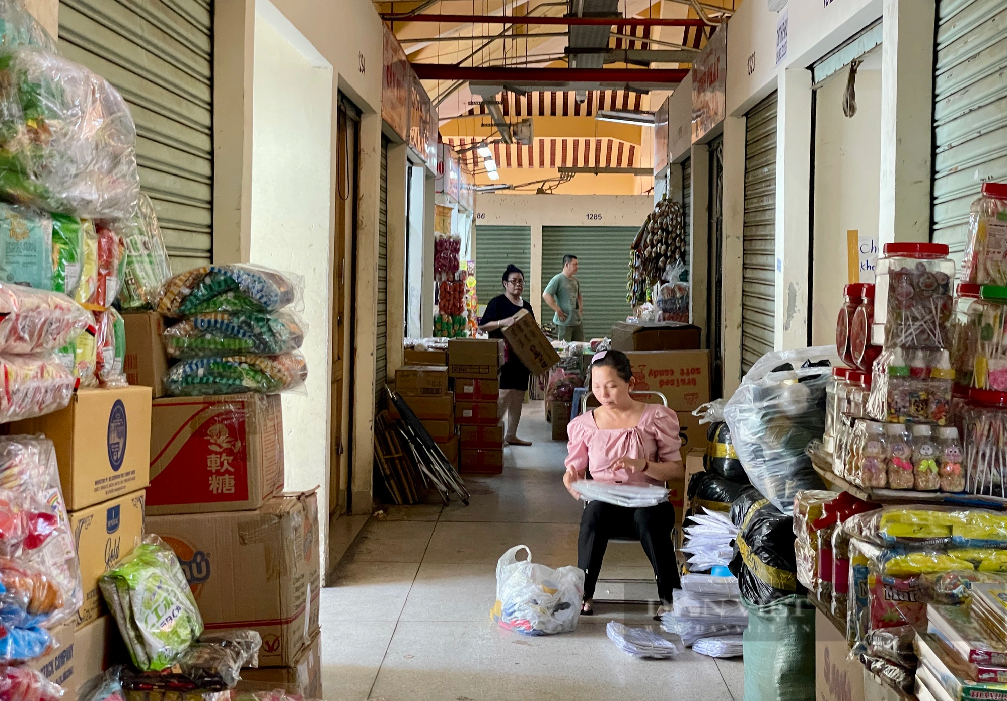 Mua bán ế ẩm cuối năm - Bài 1: Sắp Tết mà cả tuần không có khách, bà bán tạp hóa cũng than trời - Ảnh 1.
