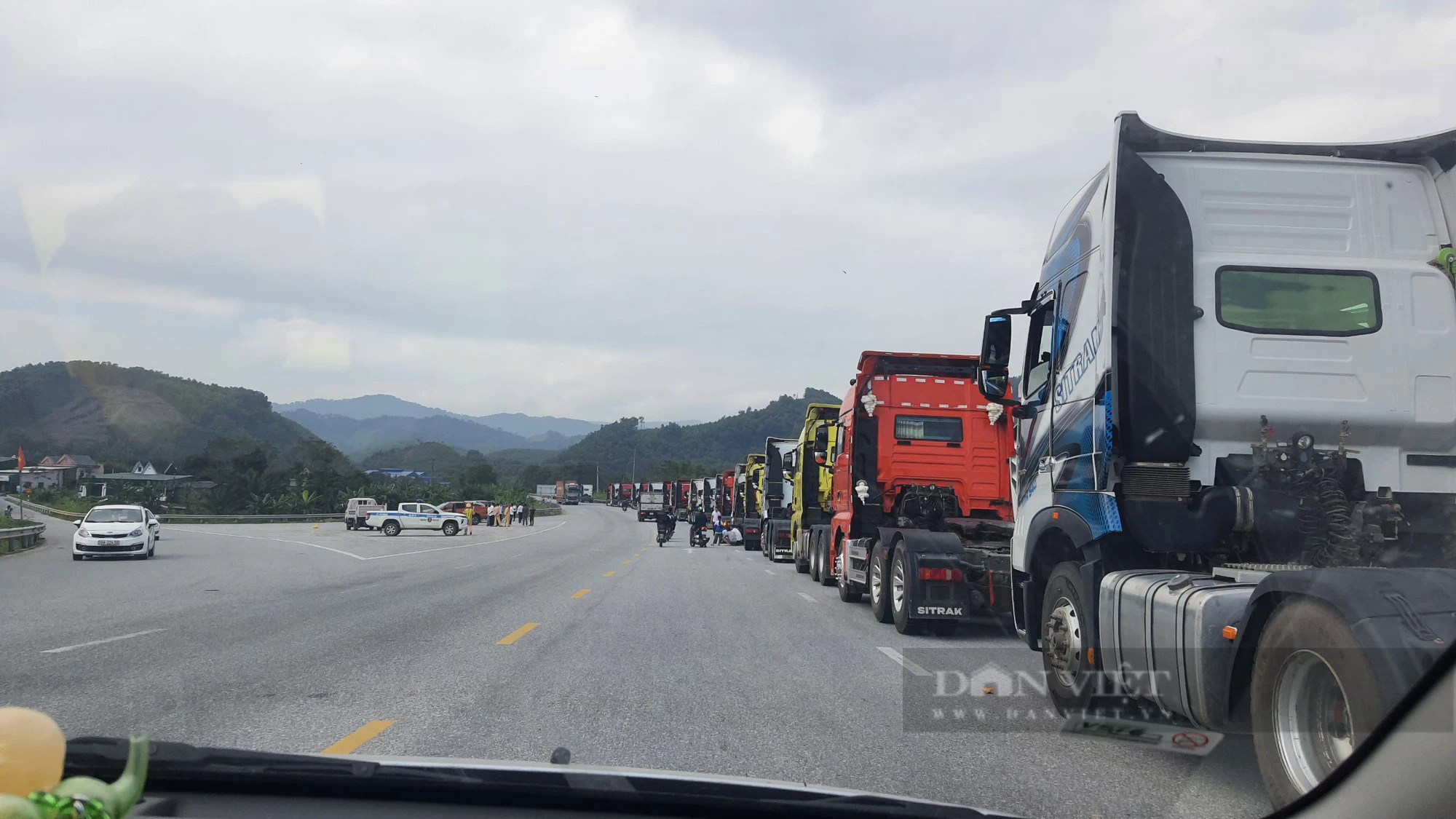 Hà Tĩnh: 50 xe đầu kéo container đi đón dâu bấm còi inh ỏi bị Công an yêu cầu dừng lại xử lý - Ảnh 1.