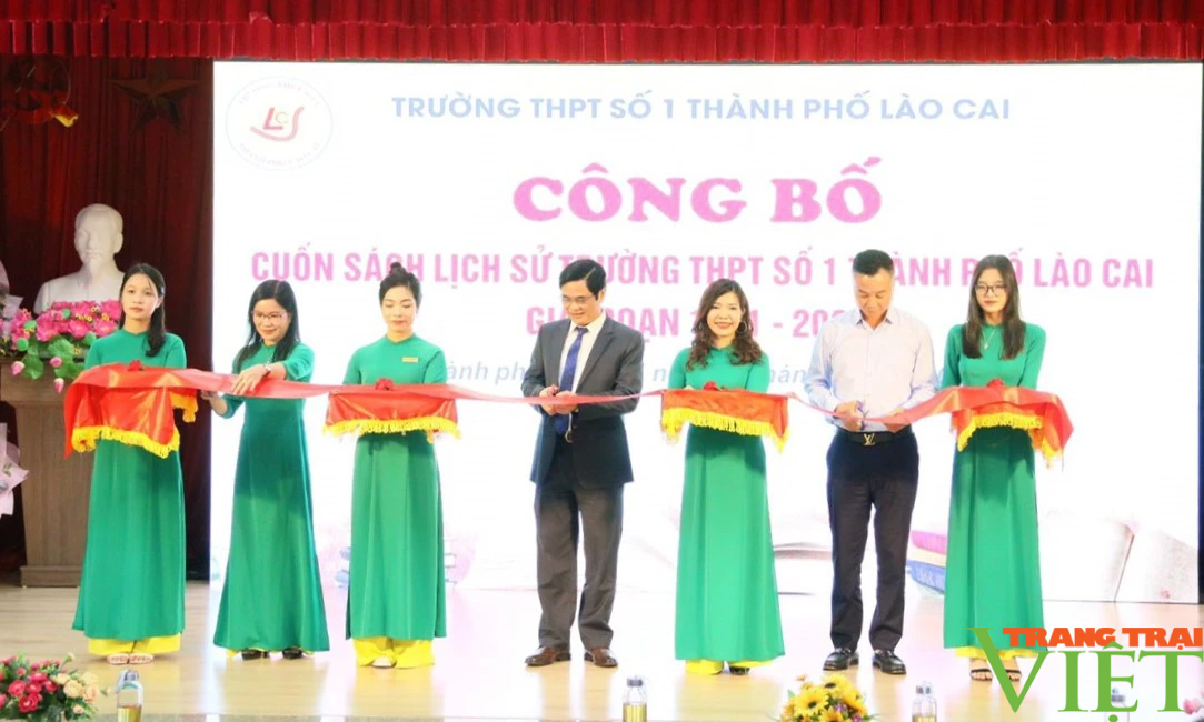 Cuốn sách mang đậm dấu ấn lịch sử hình thành và phát triển của Trường THPT số 1 TP. Lào Cai - Ảnh 1.