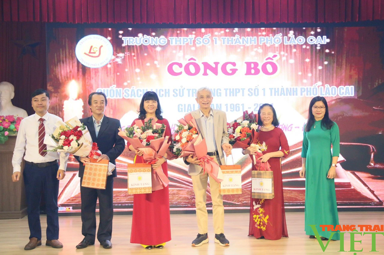 Cuốn sách mang đậm dấu ấn lịch sử hình thành và phát triển của Trường THPT số 1 TP. Lào Cai - Ảnh 6. Cuốn sách mang đậm dấu ấn lịch sử hình thành và phát triển của Trường THPT số 1 TP. Lào Cai - Ảnh 6.