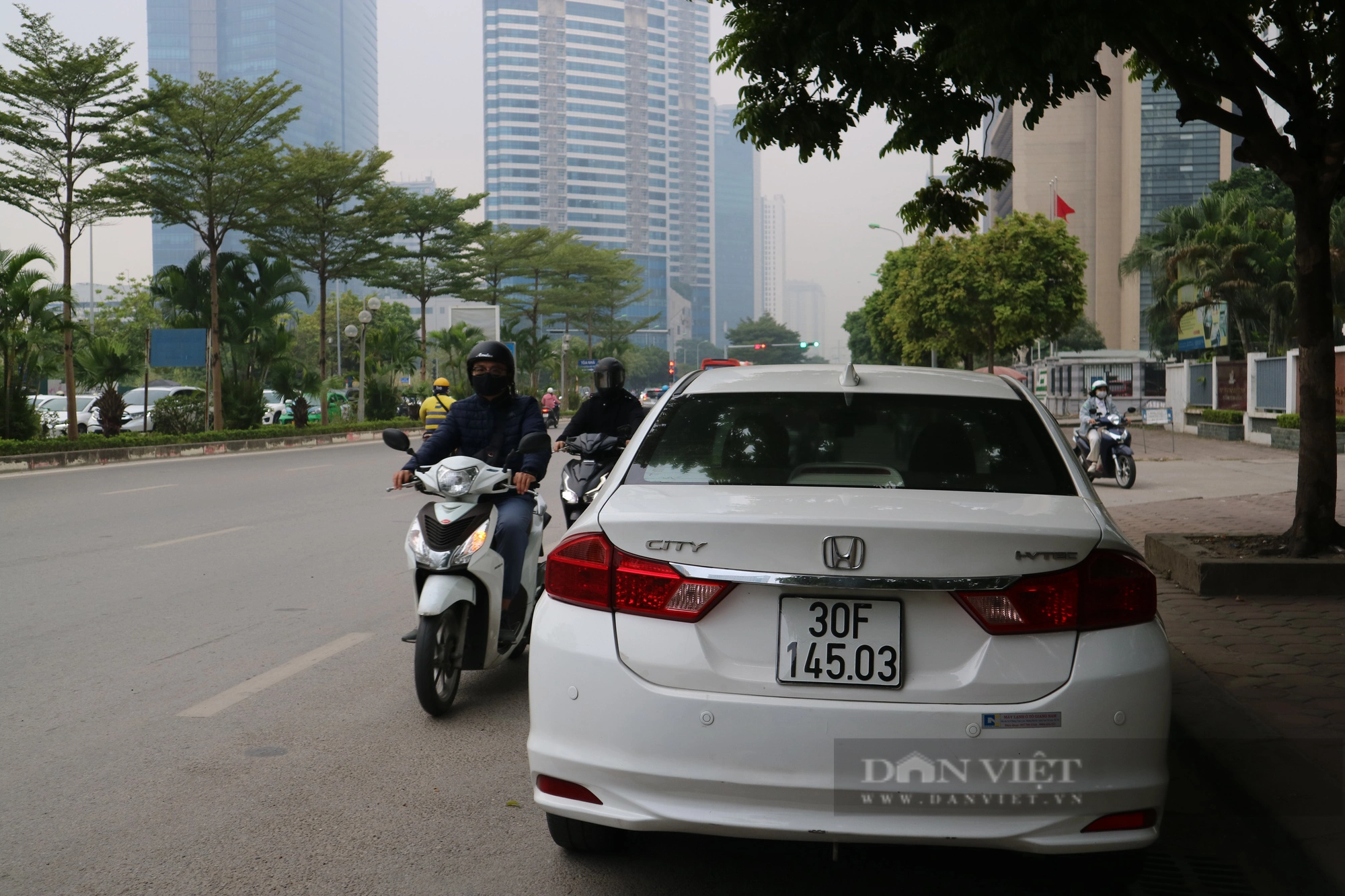  Xe máy lũ lượt đi ngược chiều trên đường Dương Đình Nghệ (quận Cầu Giấy) - Ảnh 3.