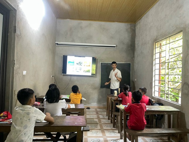 Nghị lực phi thường của thầy giáo khiếm thị - Ảnh 1.
