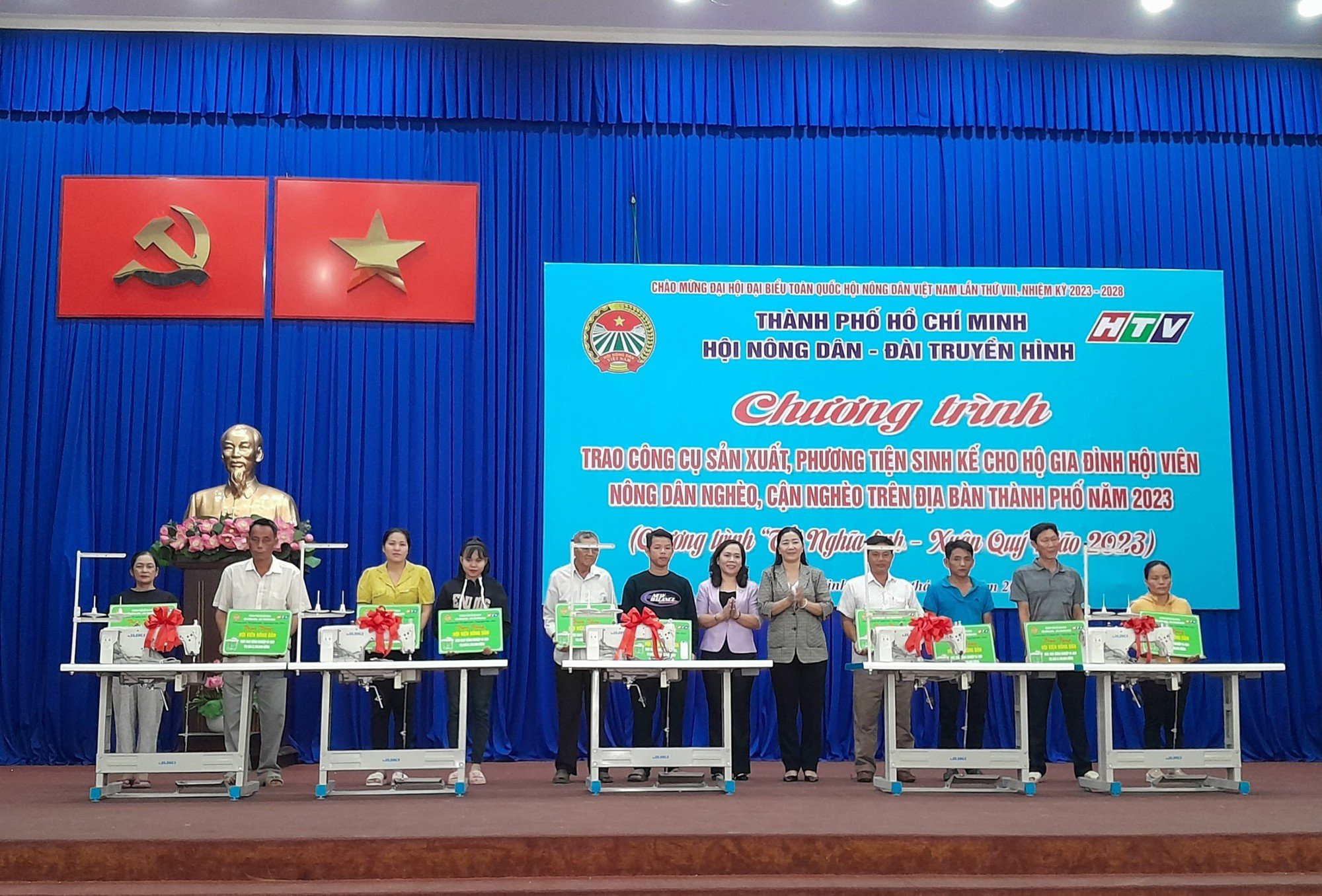 Hội Nông dân TP.HCM trao 68 &quot;cần câu&quot; cho hội viên nông dân - Ảnh 1.