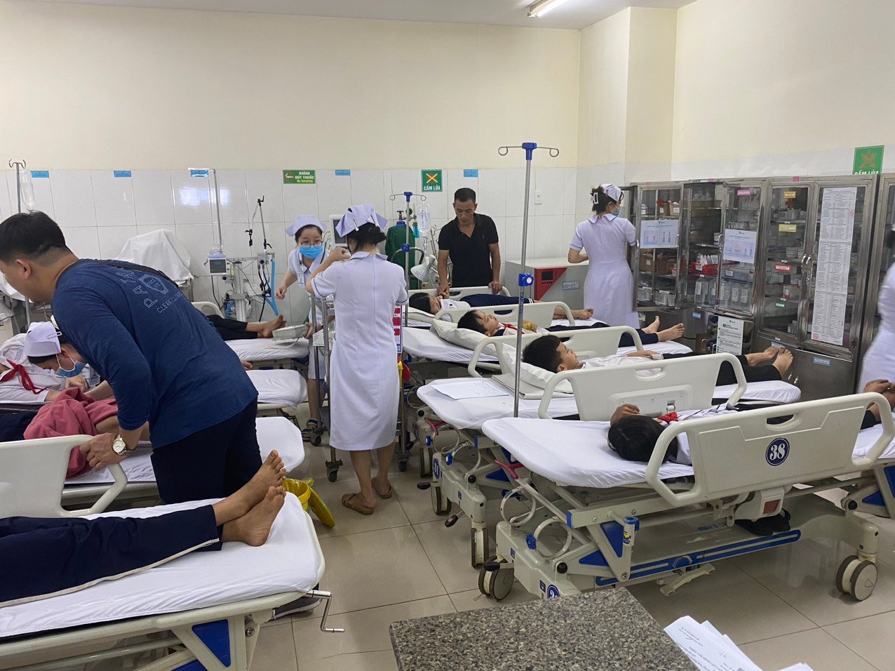 17 học sinh tiểu học ở Đắk Lắk nhập viện nghi ngộ độc thực phẩm - Ảnh 1.