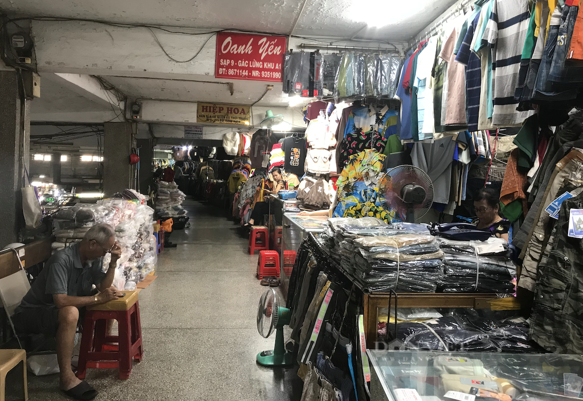 Sắp Tết mà chợ quần áo lớn nhất TP.HCM đìu hiu, sạp đóng hàng loạt, khách các tỉnh không thấy đâu - Ảnh 1.
