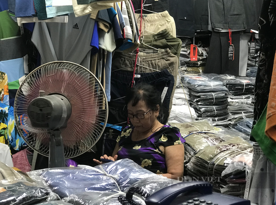 Sắp Tết mà chợ quần áo lớn nhất TP.HCM đìu hiu, sạp đóng hàng loạt, khách các tỉnh không thấy đâu - Ảnh 7.