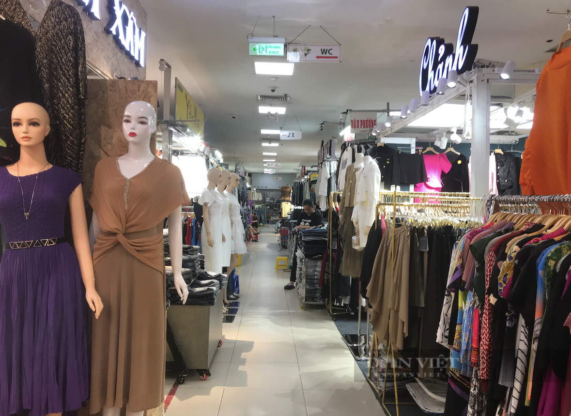 Sắp Tết mà chợ quần áo lớn nhất TP.HCM đìu hiu, sạp đóng hàng loạt, khách các tỉnh không thấy đâu - Ảnh 9.