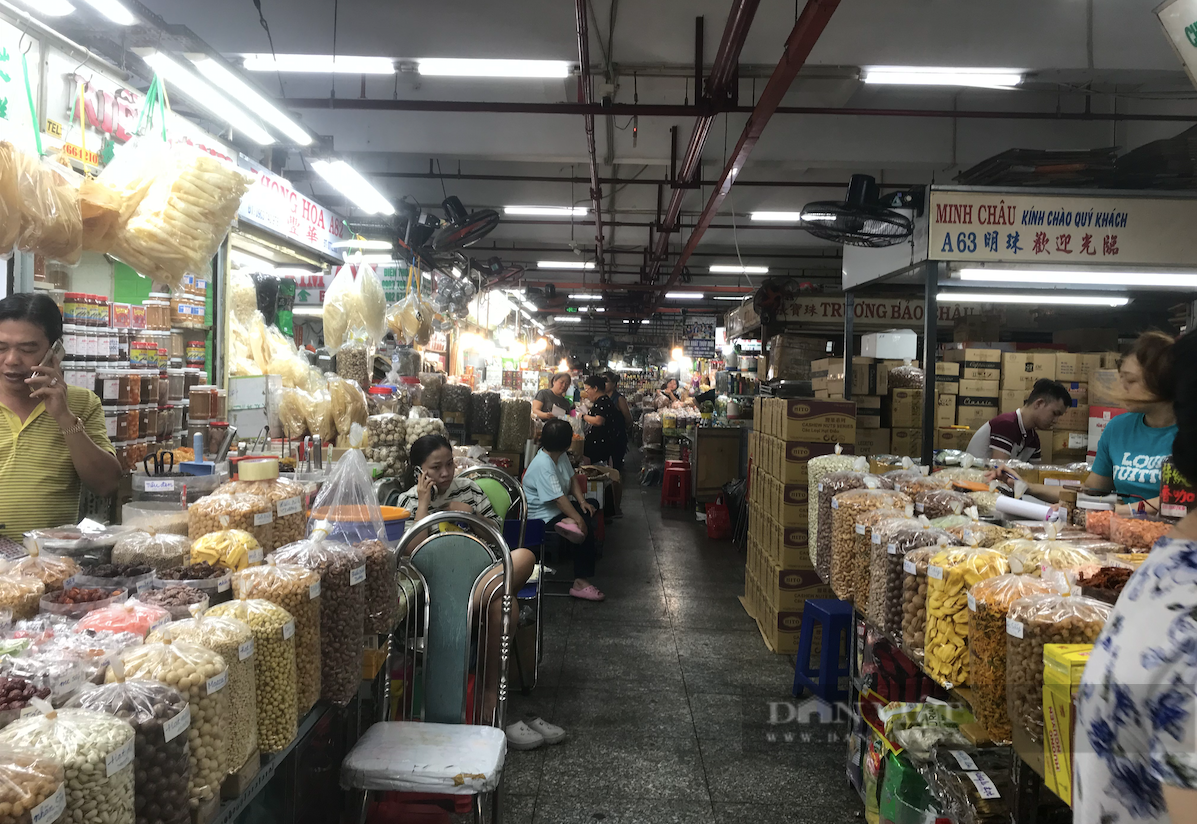 Sắp Tết mà chợ quần áo lớn nhất TP.HCM đìu hiu, sạp đóng hàng loạt, khách các tỉnh không thấy đâu - Ảnh 10.
