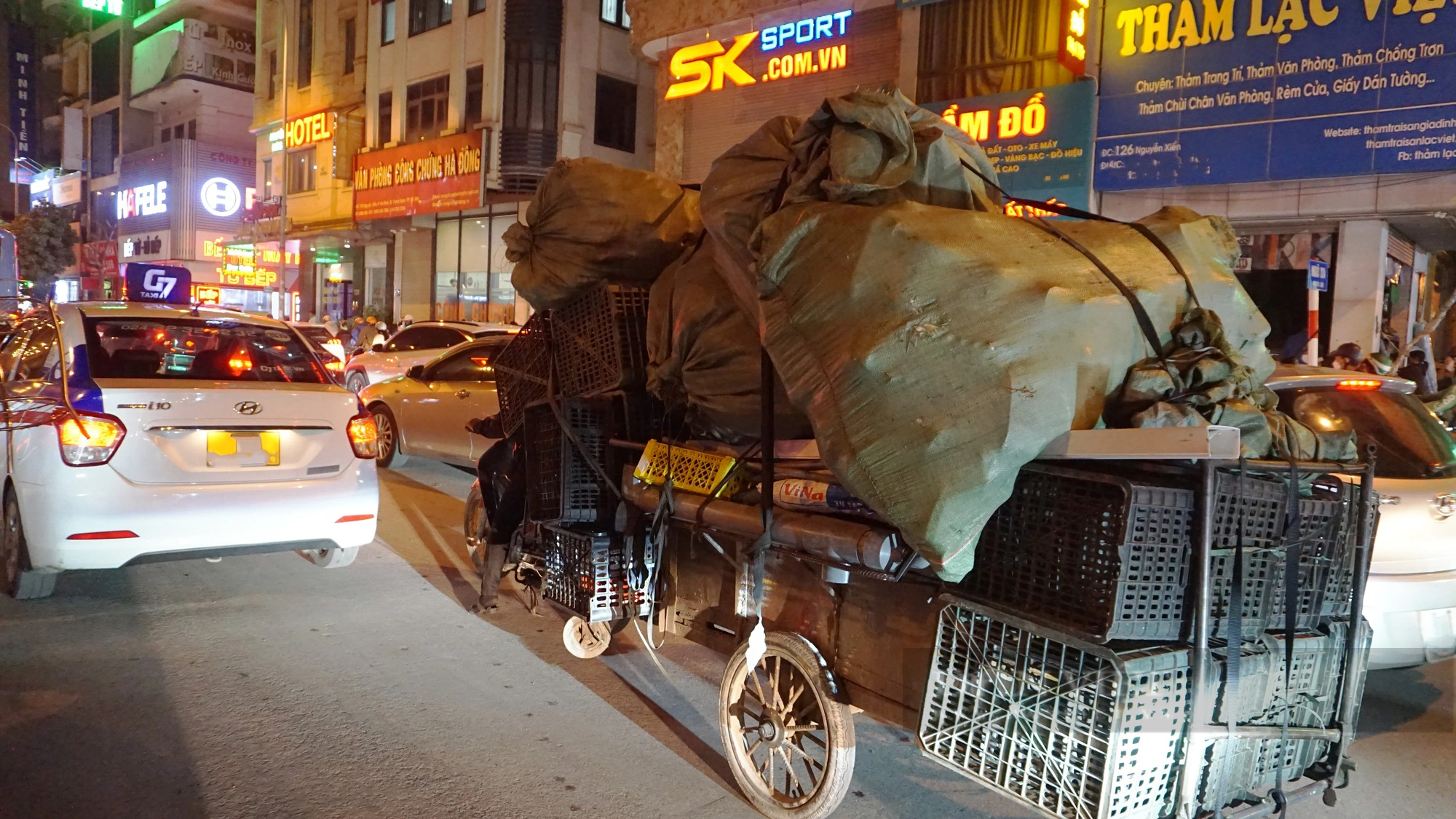 Xe máy &quot;đồng nát&quot;, tự chế &quot;cõng&quot; hàng cồng kềnh tung hoành trên đường phố Thủ đô - Ảnh 7.