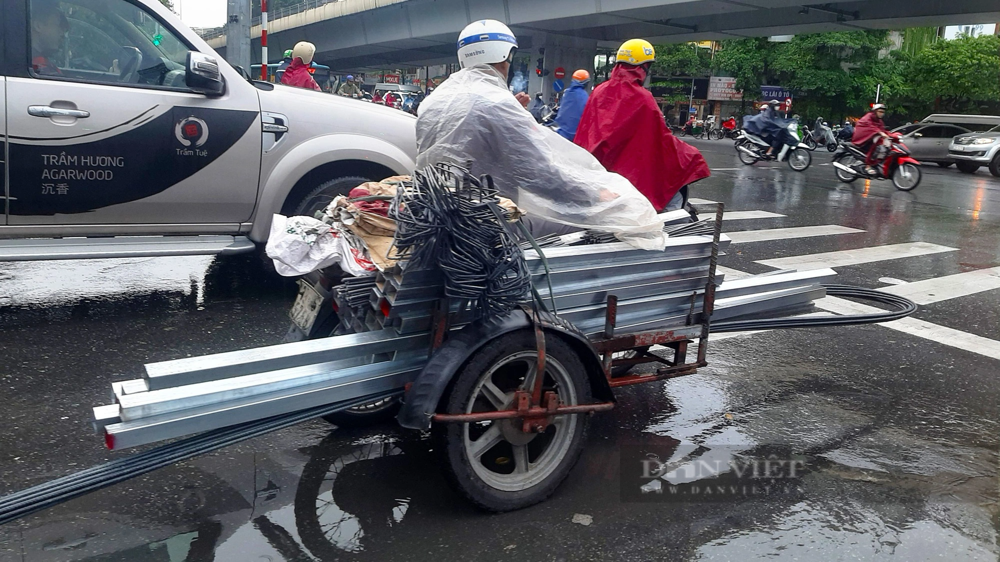 Xe máy &quot;đồng nát&quot;, tự chế &quot;cõng&quot; hàng cồng kềnh tung hoành trên đường phố Thủ đô - Ảnh 8.