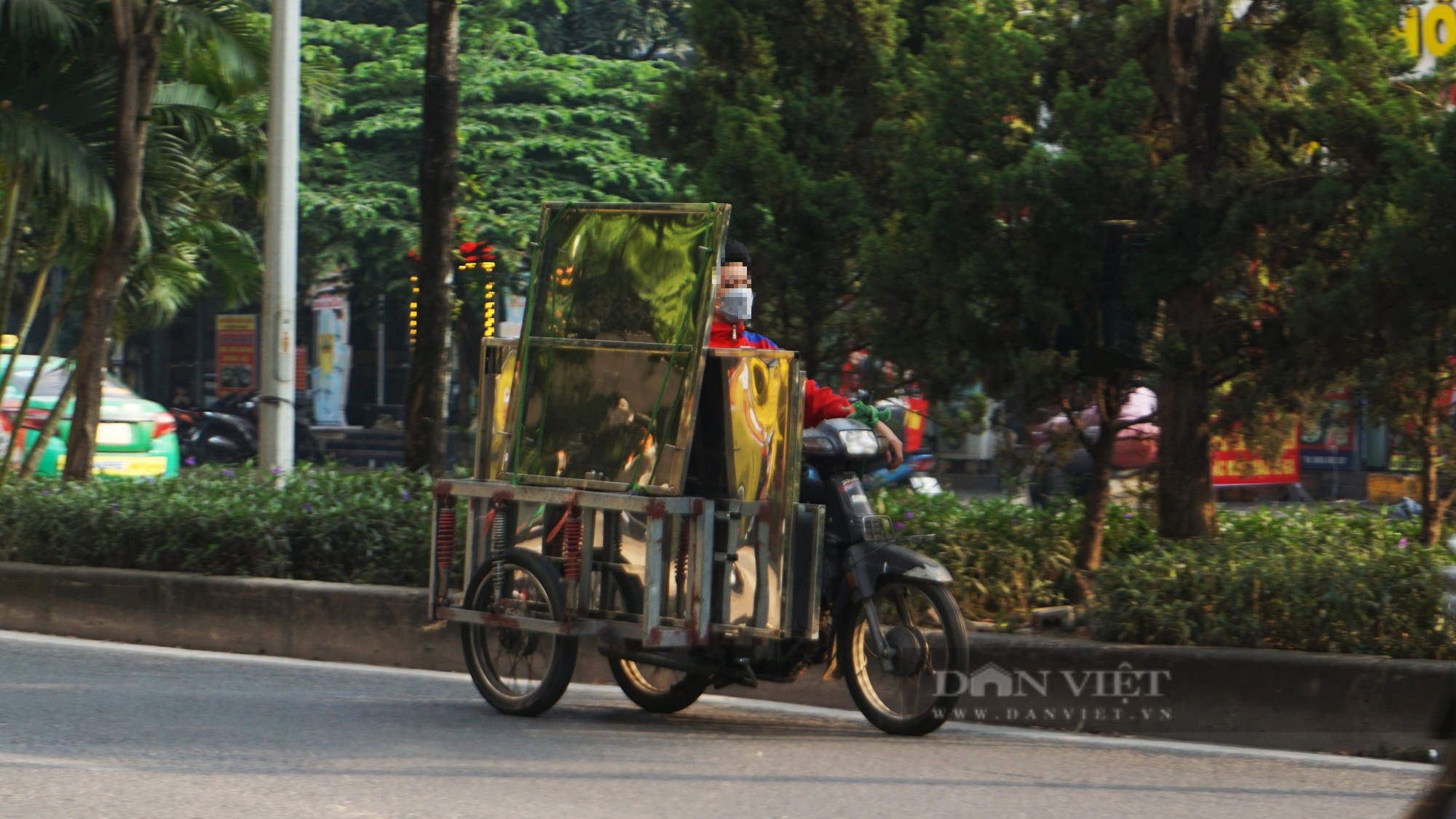 Xe máy &quot;đồng nát&quot;, tự chế &quot;cõng&quot; hàng cồng kềnh tung hoành trên đường phố Thủ đô - Ảnh 4.