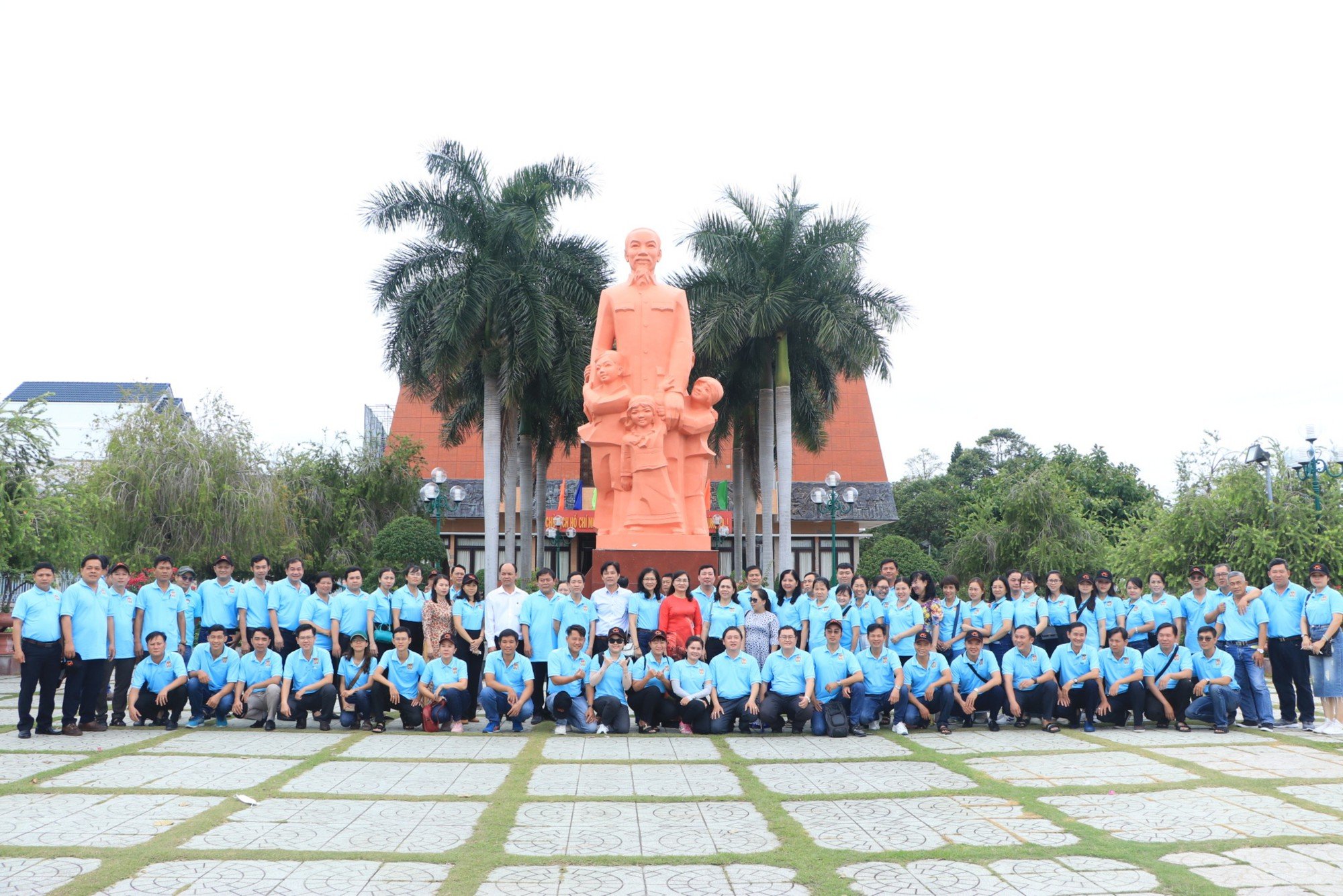 116 hội viên Hội Nông dân TP.HCM tham quan, trao đổi kinh nghiệm tại Bình Thuận - Ảnh 1.
